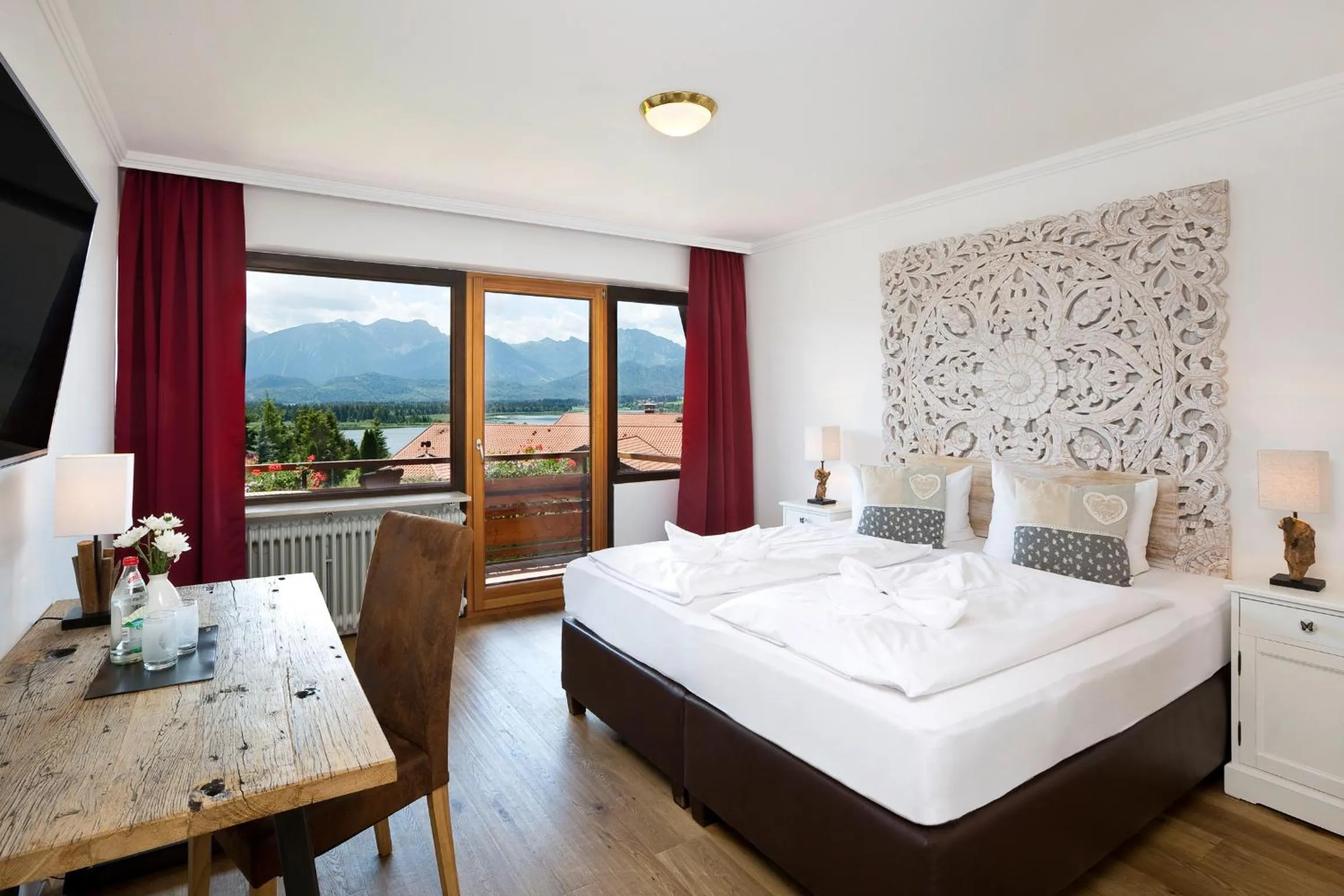 Photo of the whole room, Bed in Hotel Alpenglühn