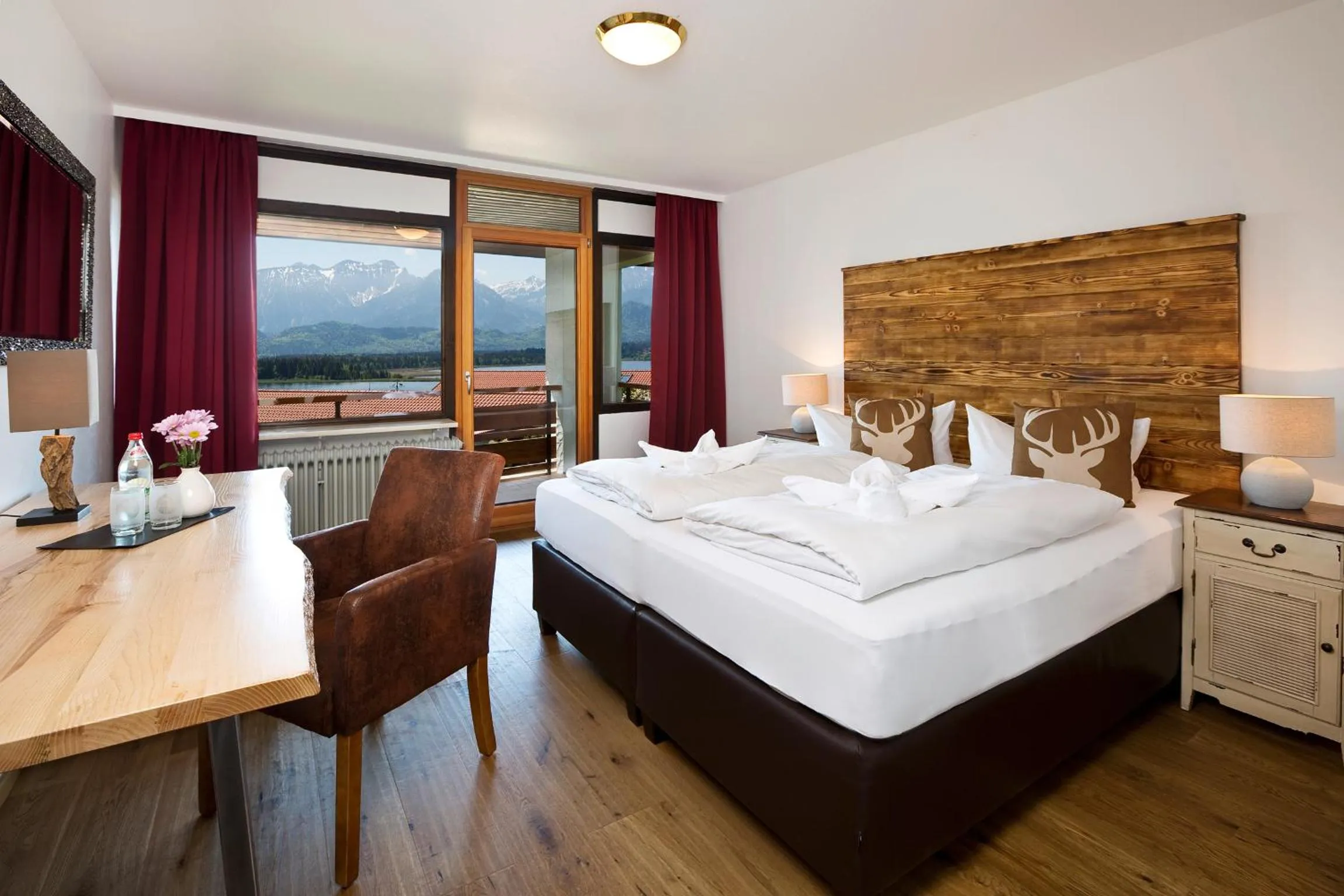 Photo of the whole room, Bed in Hotel Alpenglühn