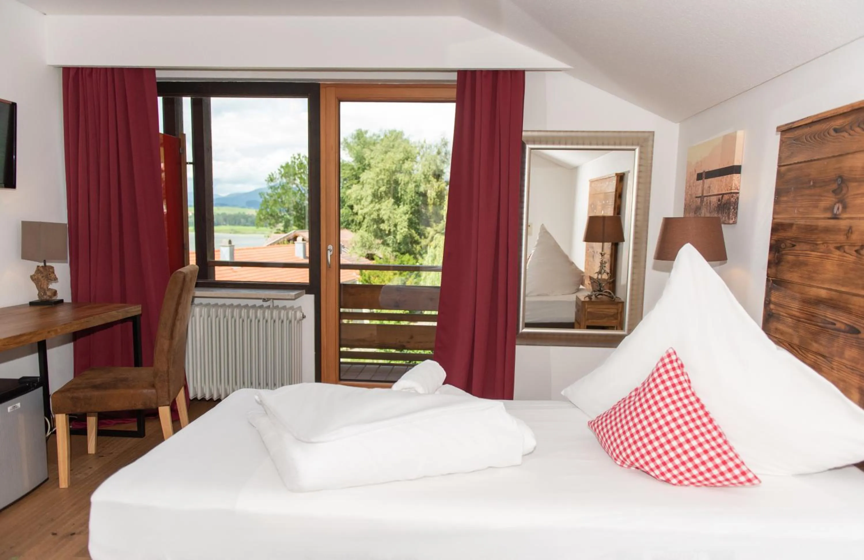 Lake view, Bed in Hotel Alpenglühn