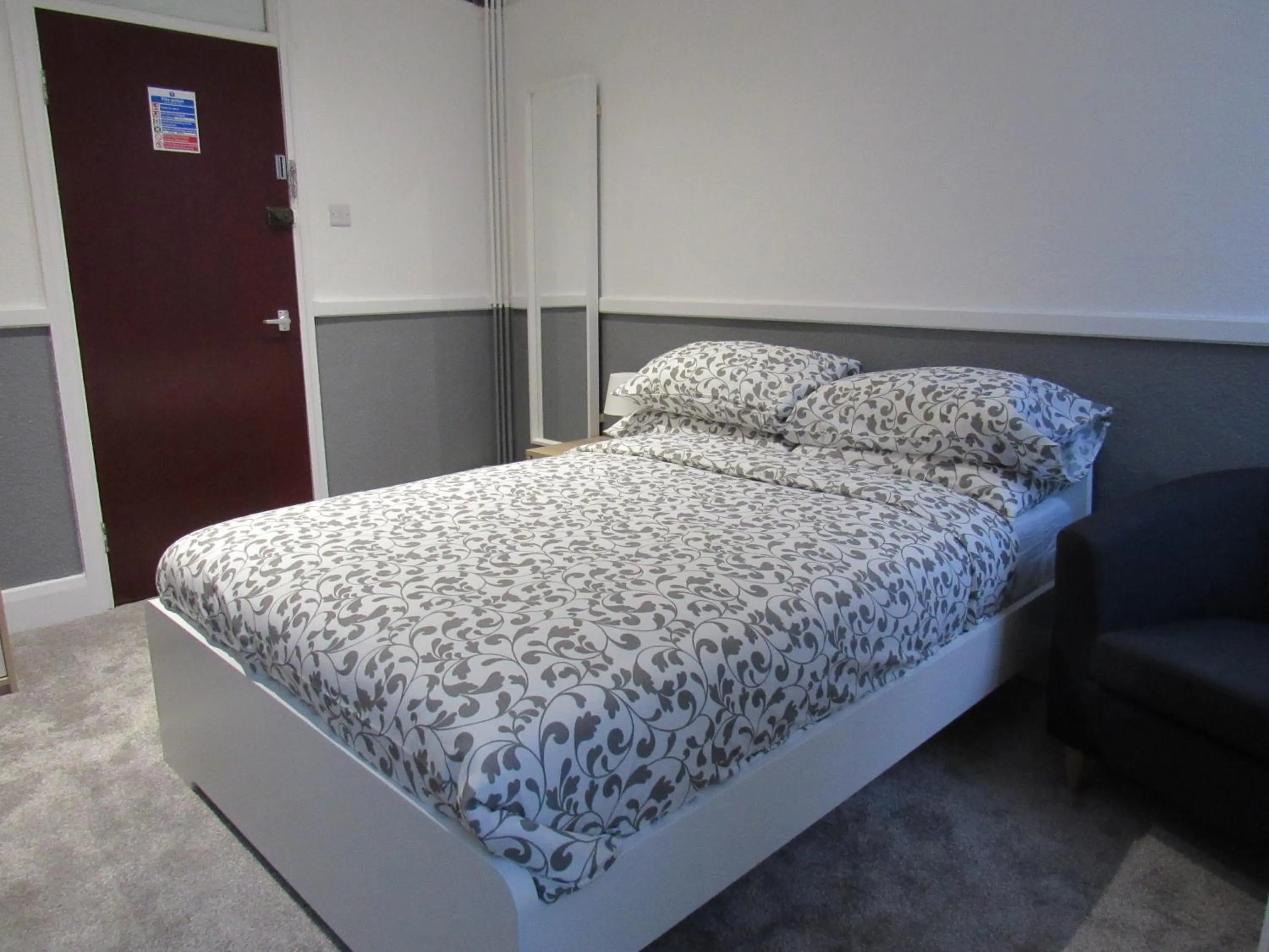 Bed in Pear Tree Inn