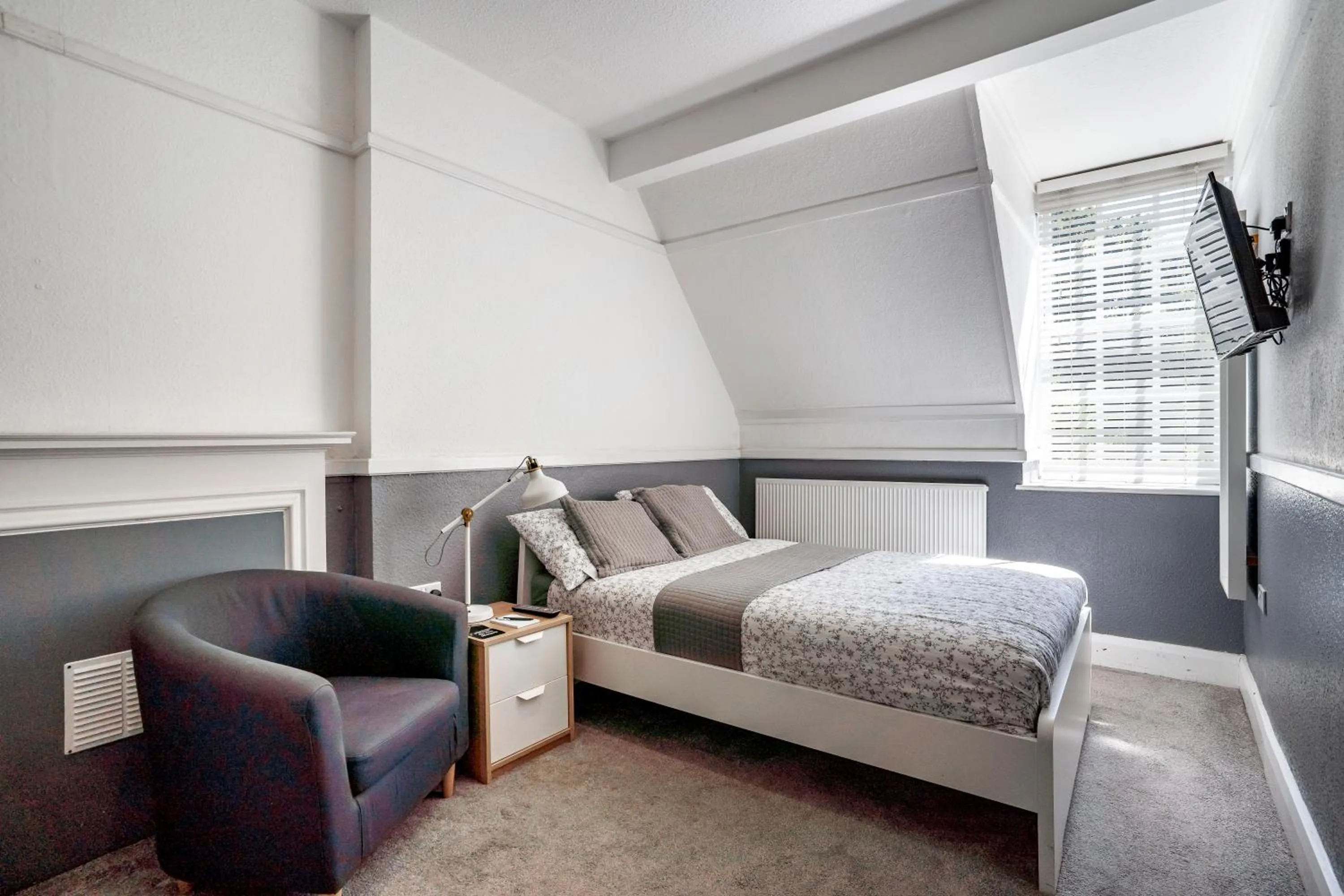 Bed in Pear Tree Inn