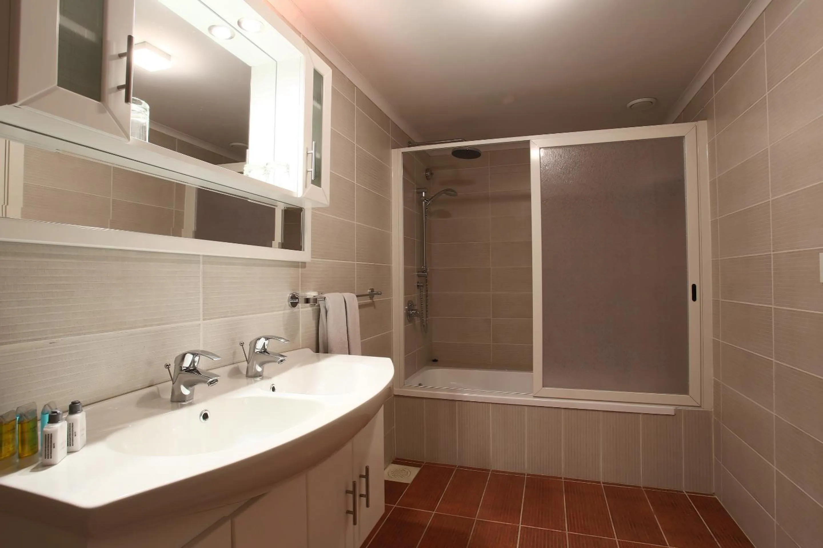 Shower in Monoberge Hotel