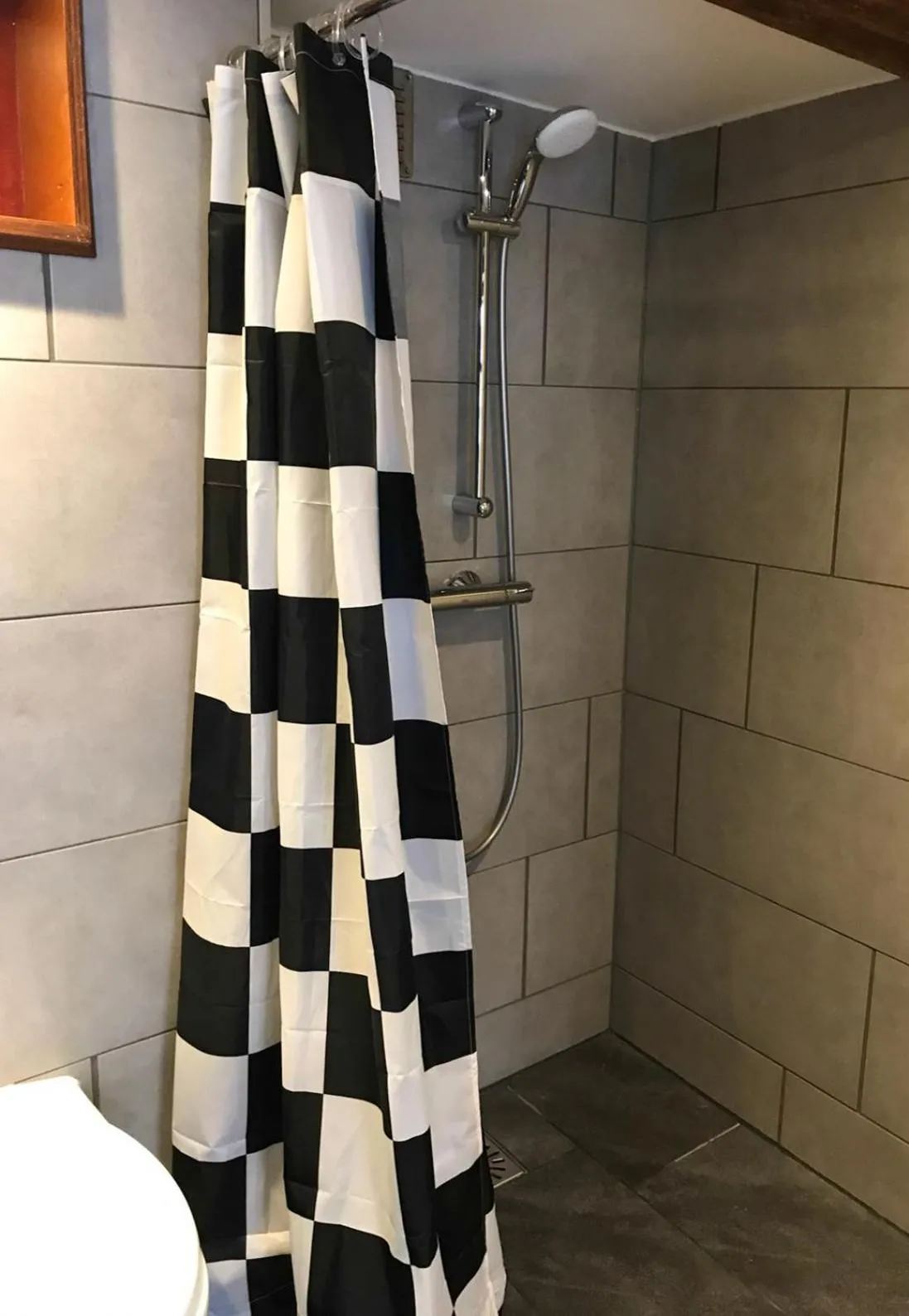 Shower in Urban Vibes Guesthouse