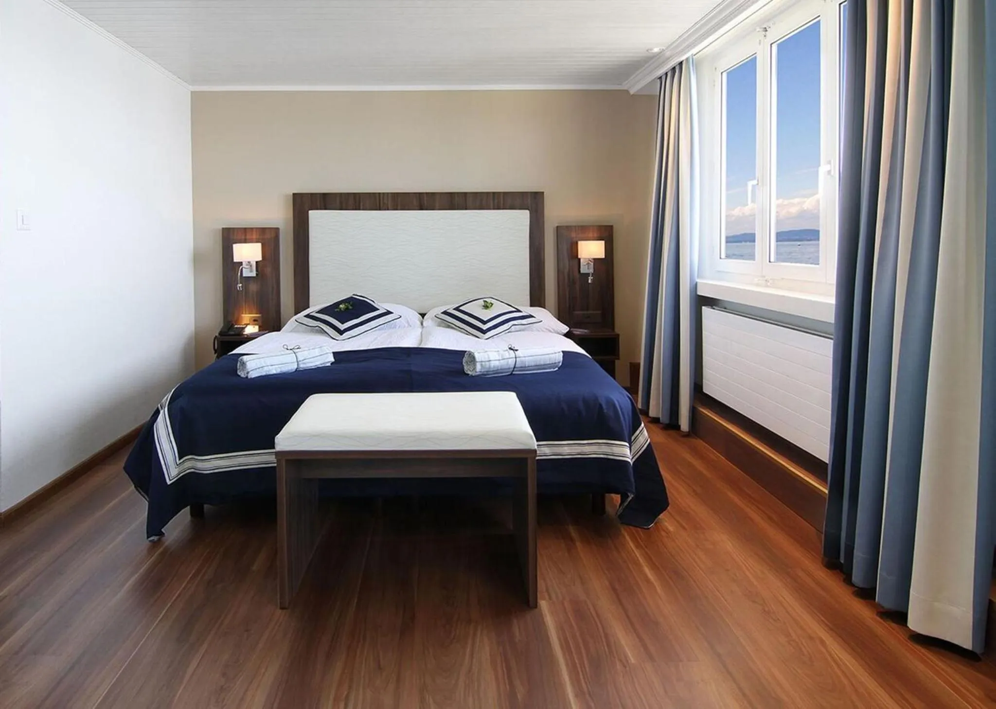 Lake view, Bed in Bodenseehotel Weisses Rössli