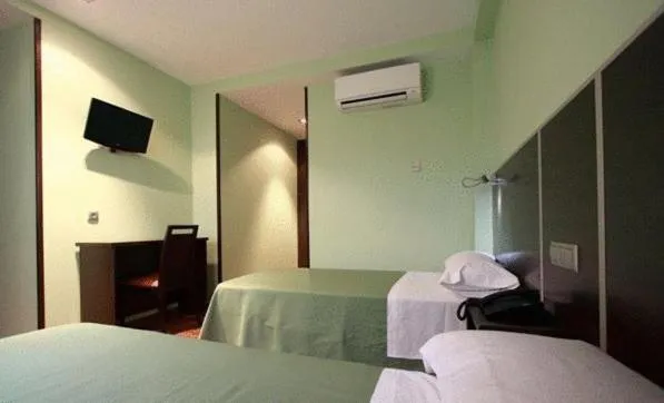 Photo of the whole room, Bed in Hostal Avenida Barajas