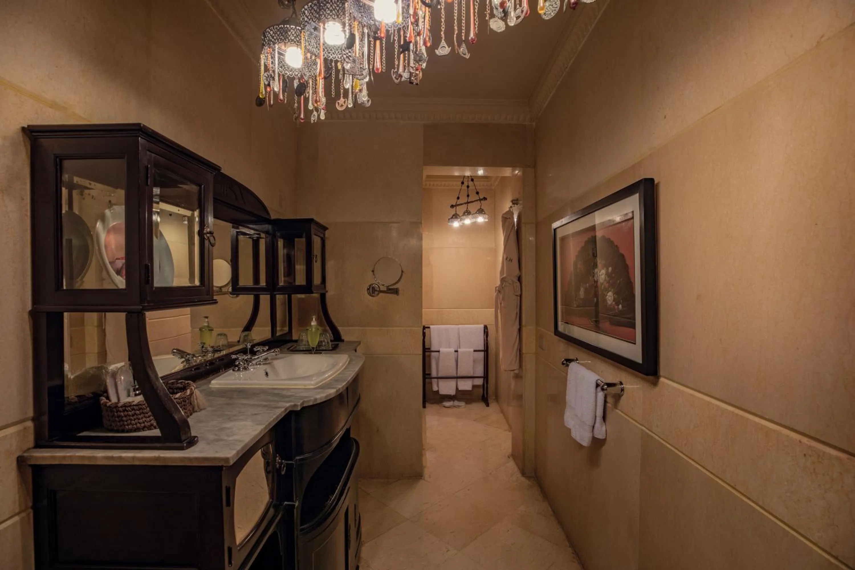 Bathroom, Bed in Le Riad Hotel de Charme