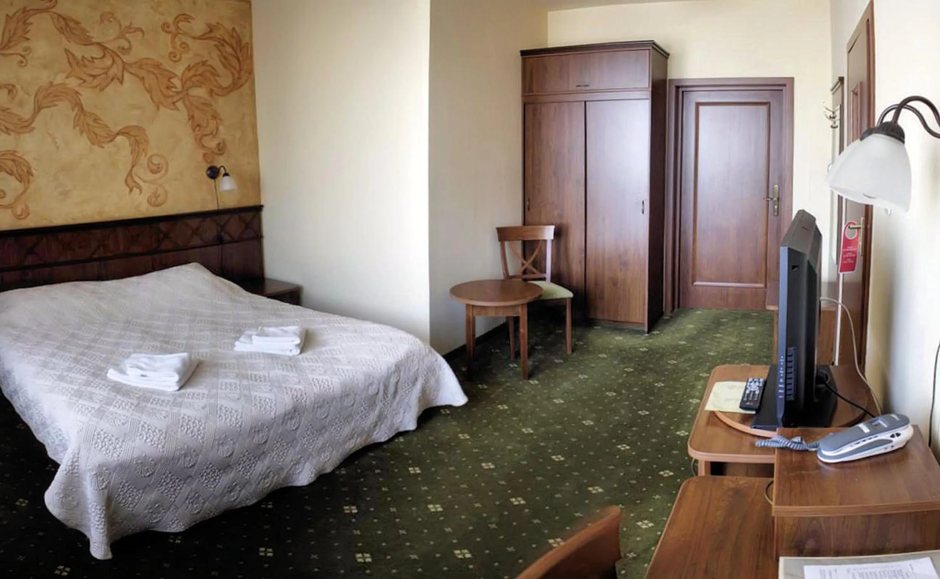 Photo of the whole room, Bed in Tarasy Wang