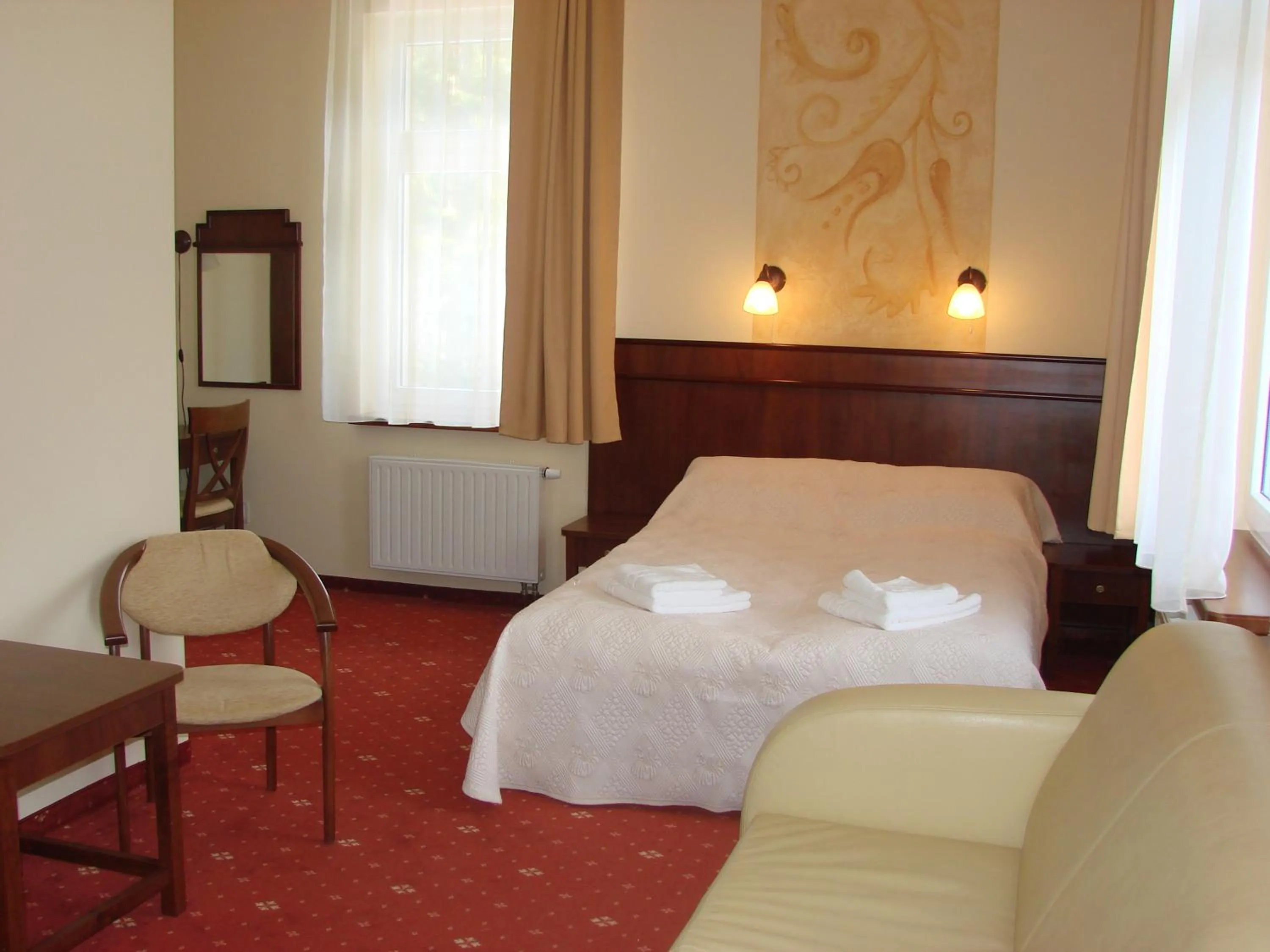 Photo of the whole room, Bed in Tarasy Wang