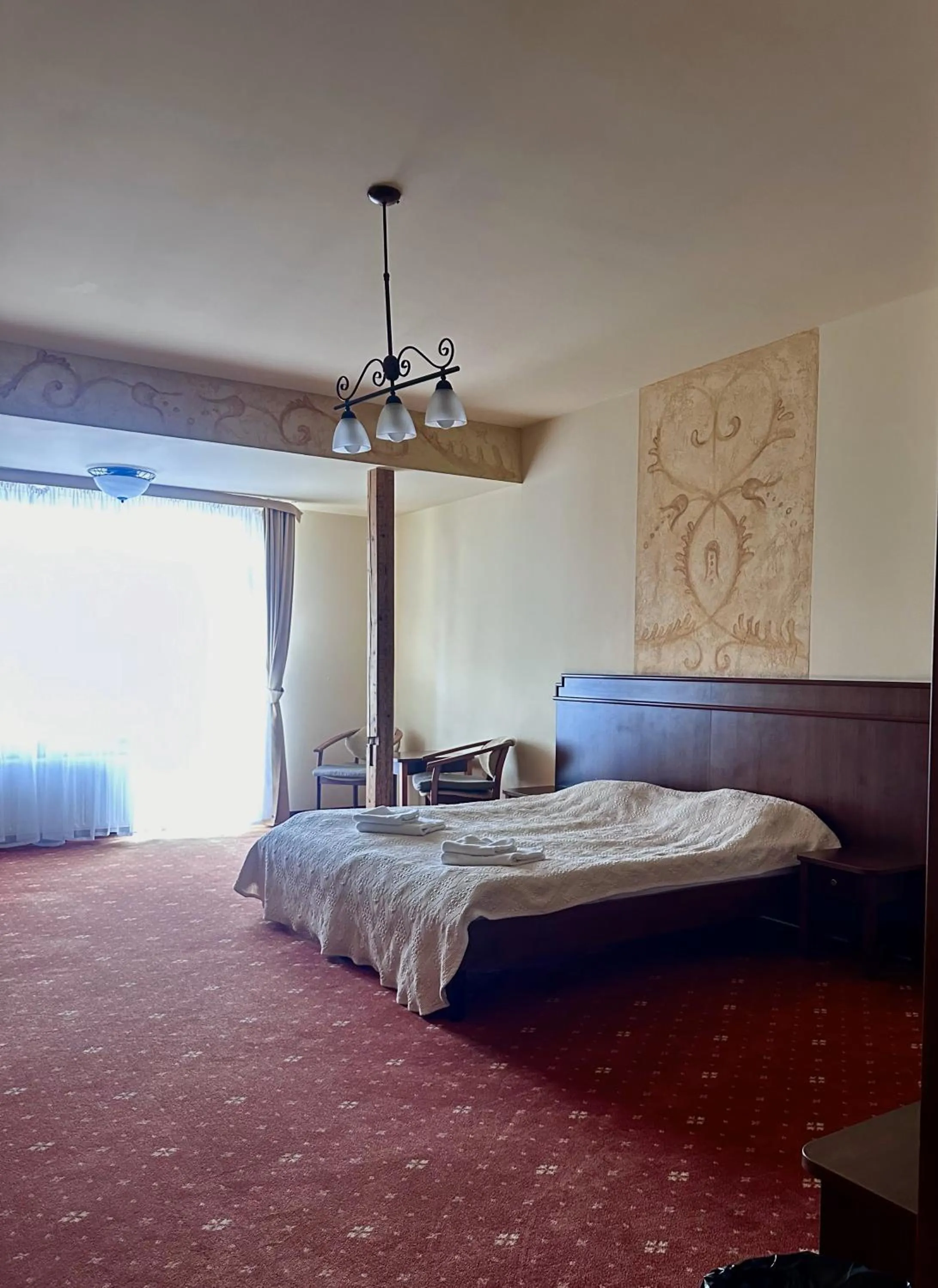 Photo of the whole room, Bed in Tarasy Wang