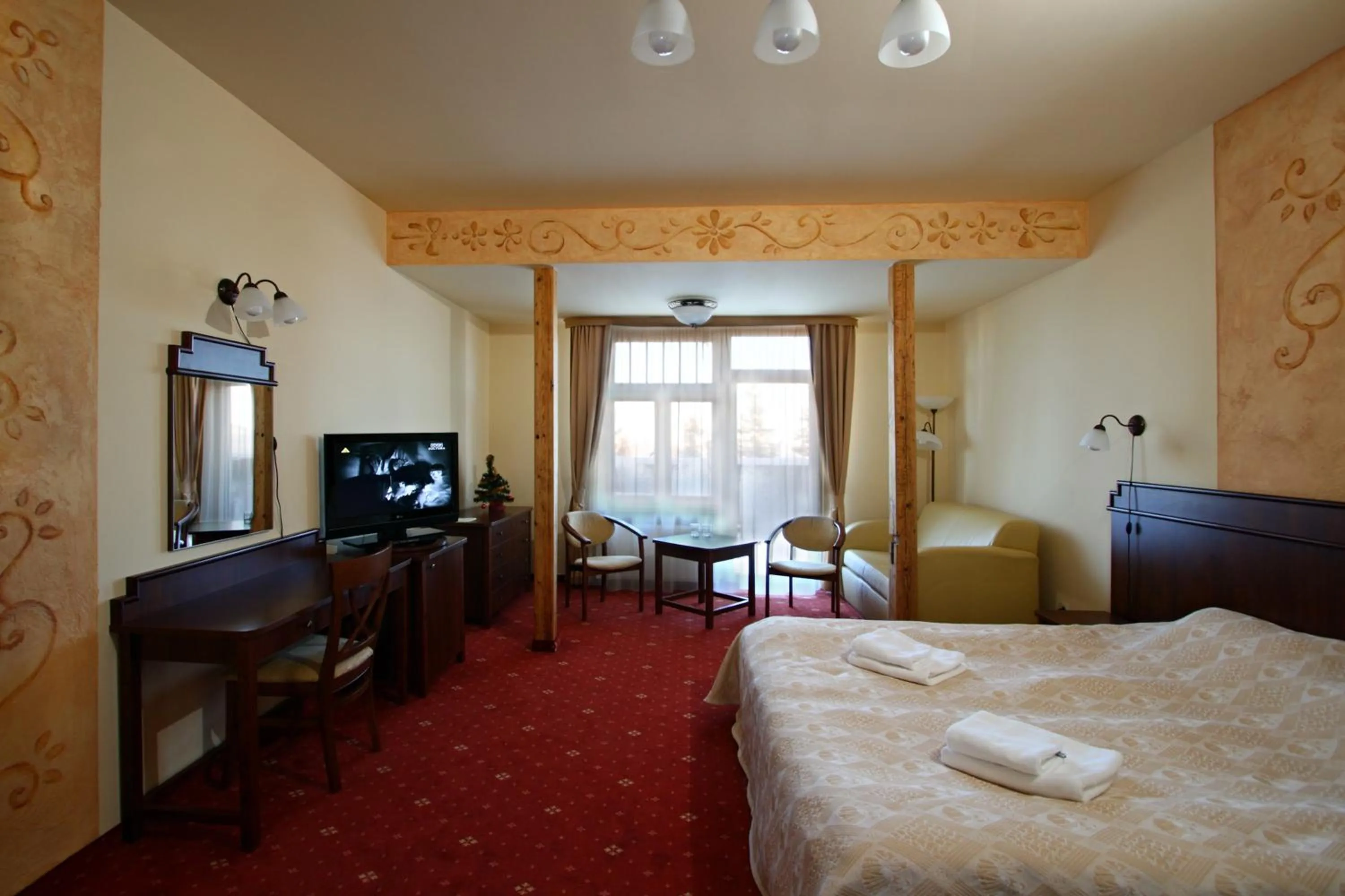 Photo of the whole room, Bed in Tarasy Wang