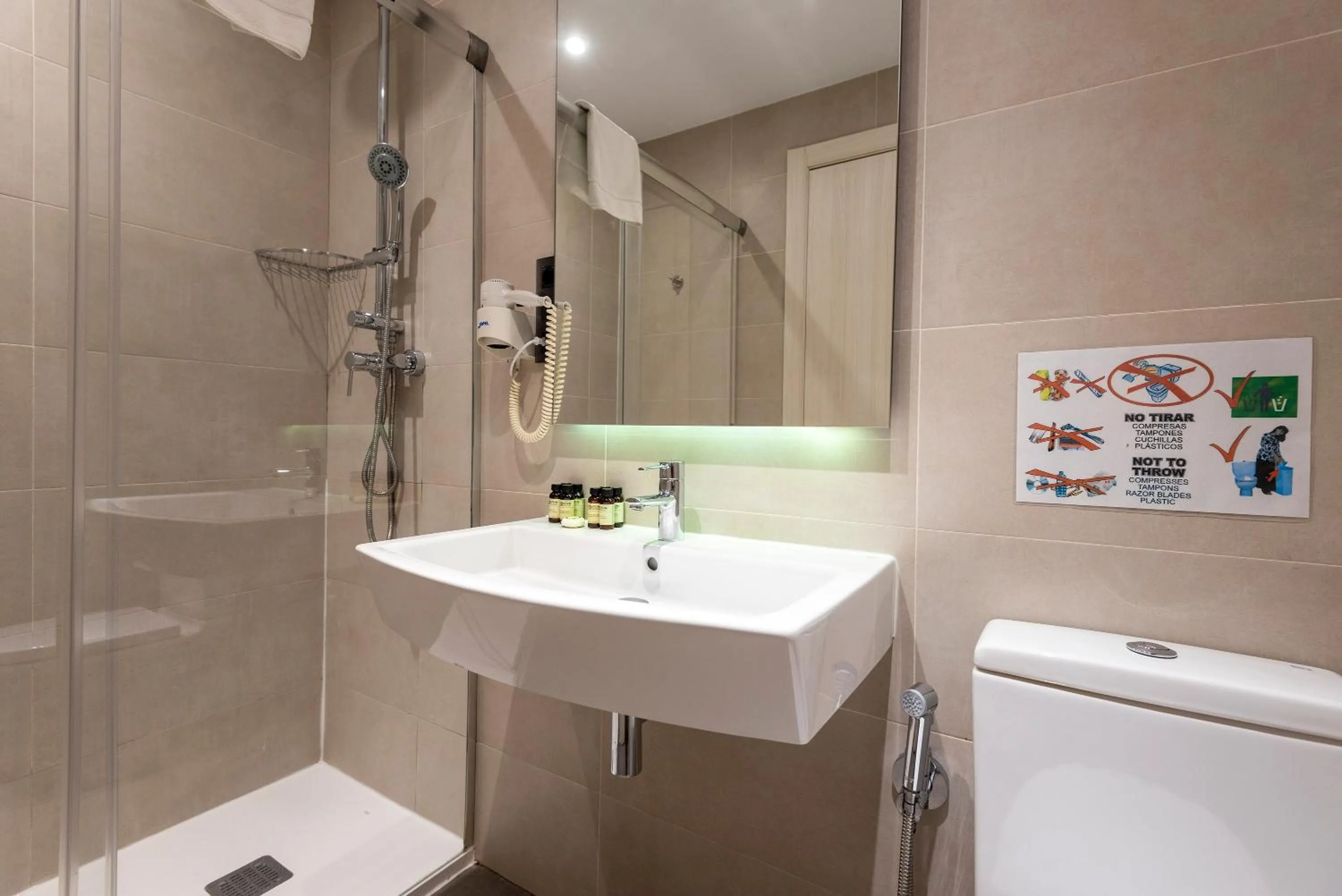 Bathroom in Plaza Goya Rooms