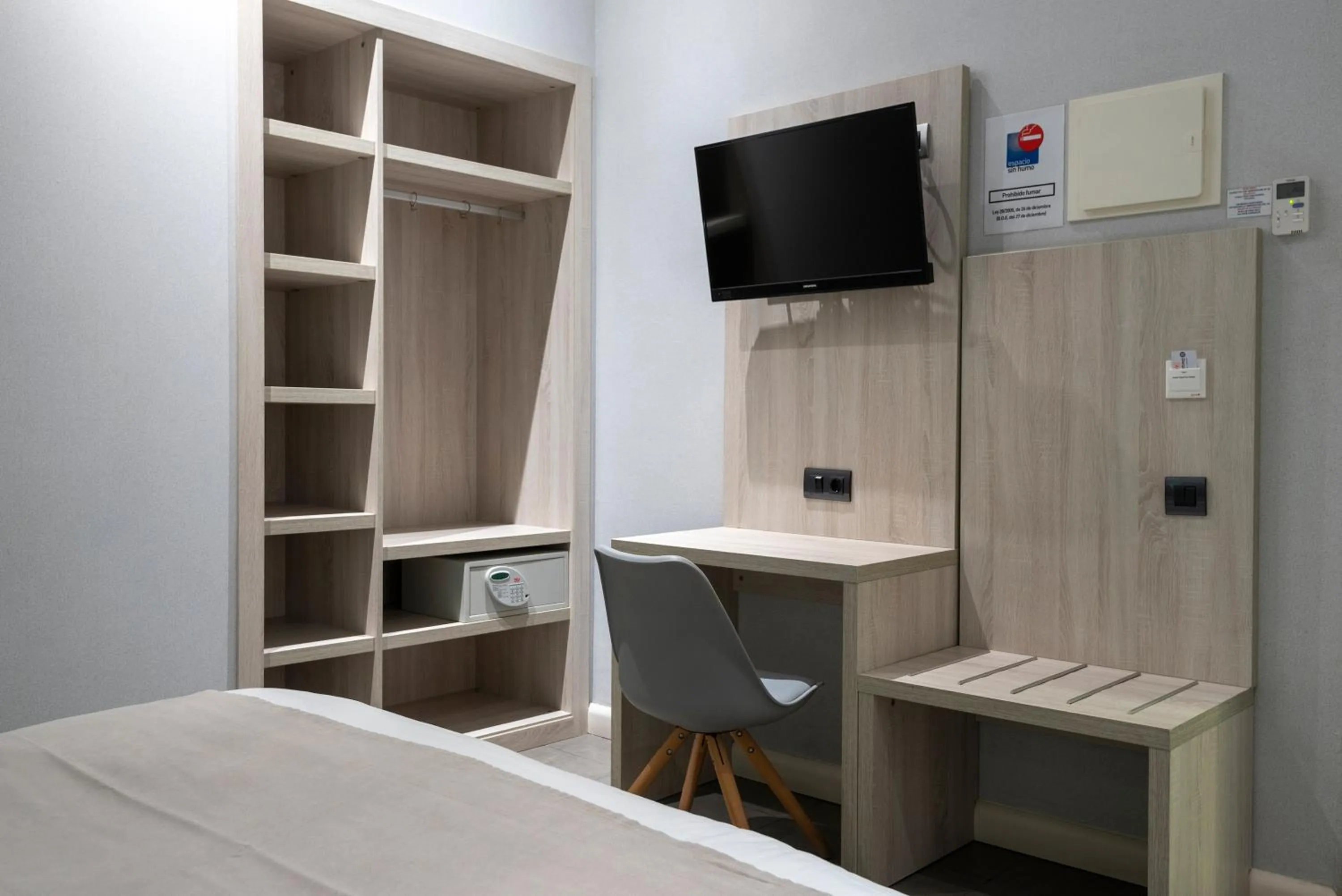 Communal lounge/ TV room, Bed in Plaza Goya Rooms