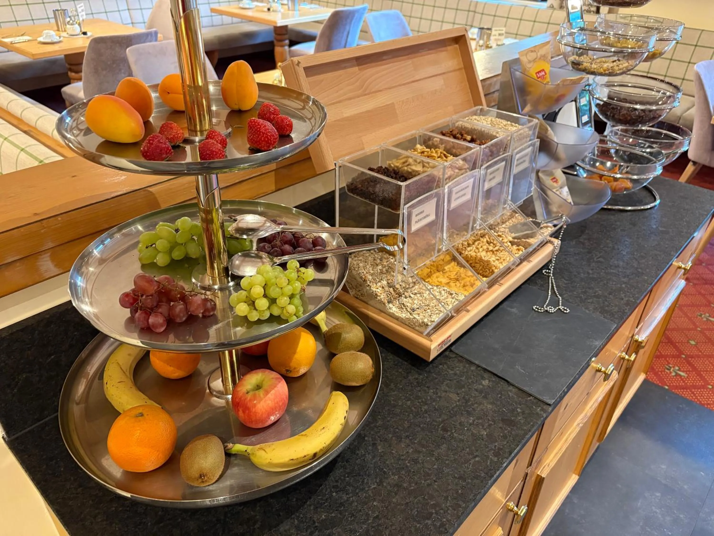 Breakfast in Hotel Garni Rifflsee