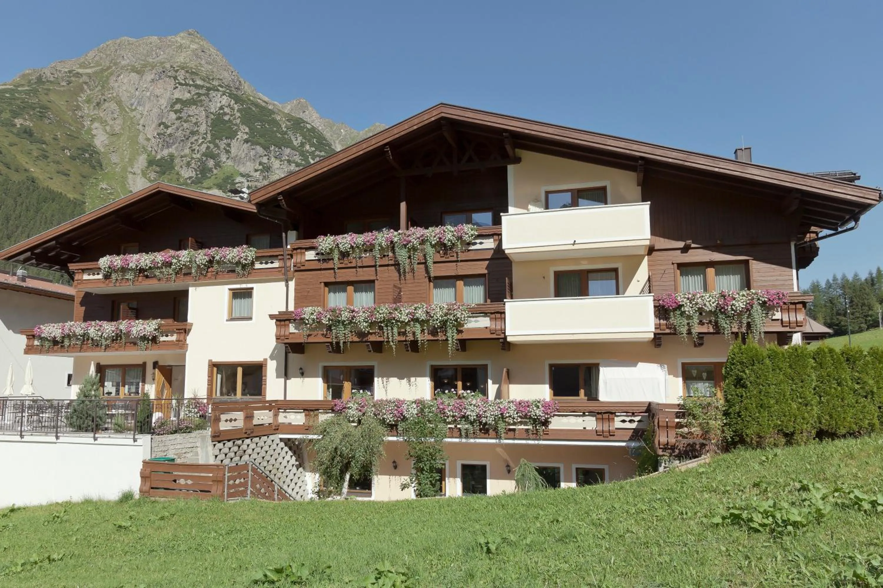 Property building in Hotel Garni Rifflsee