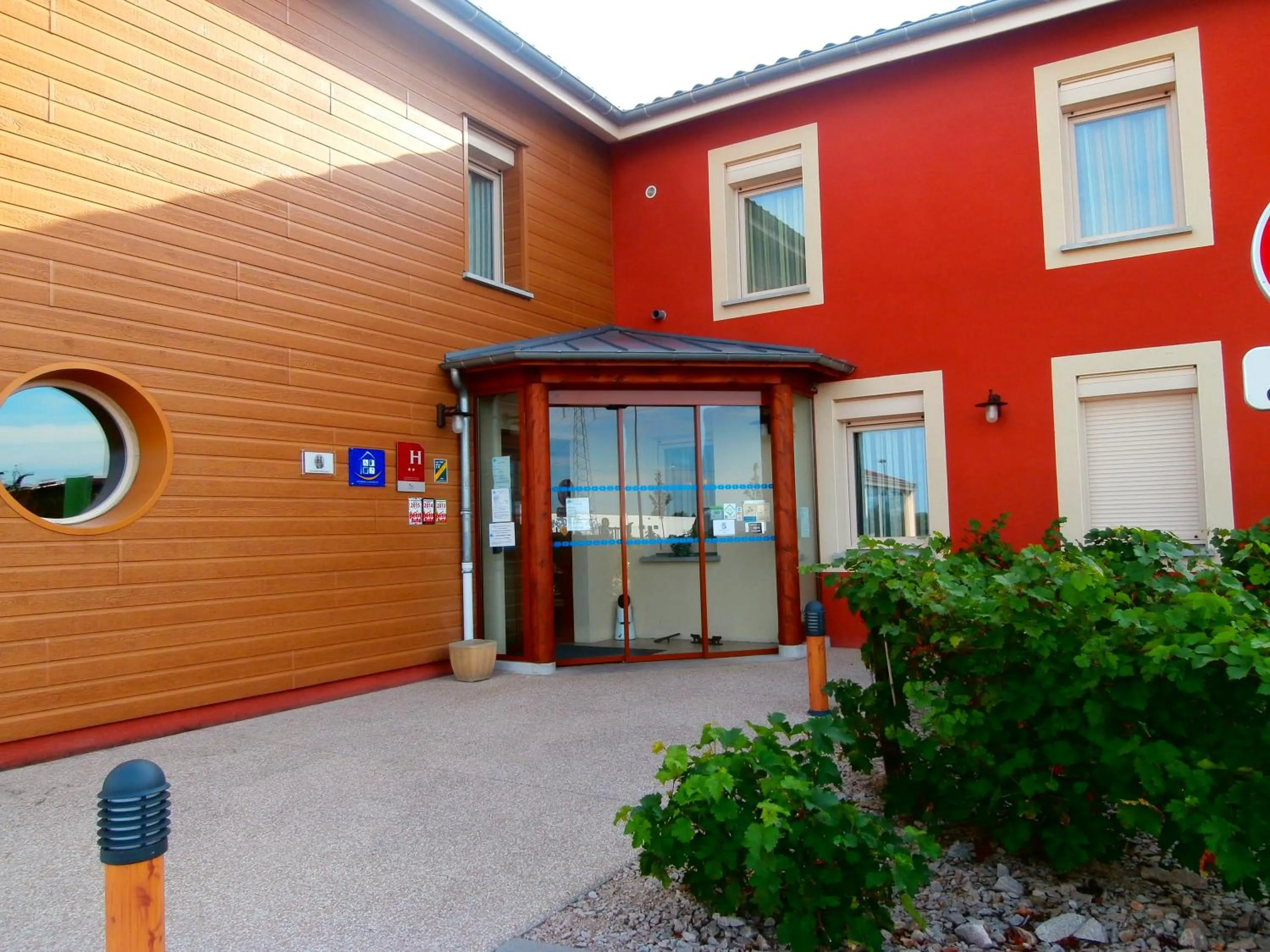 Facade/entrance in Les Étoiles Du Forez
