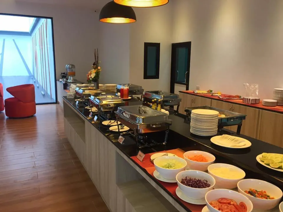 Food and drinks in Orchid Riverview Hotel