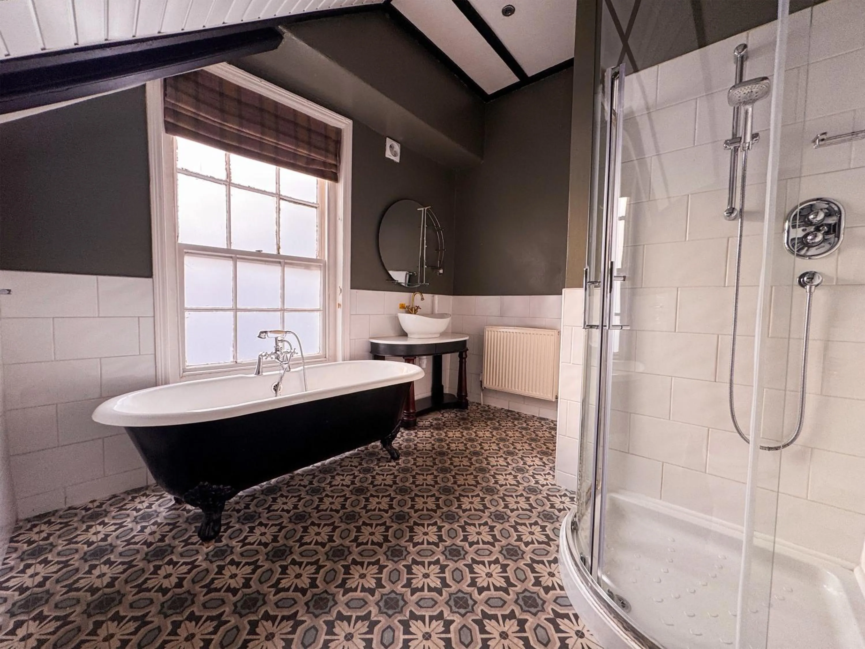 Shower in Guy Fawkes Inn