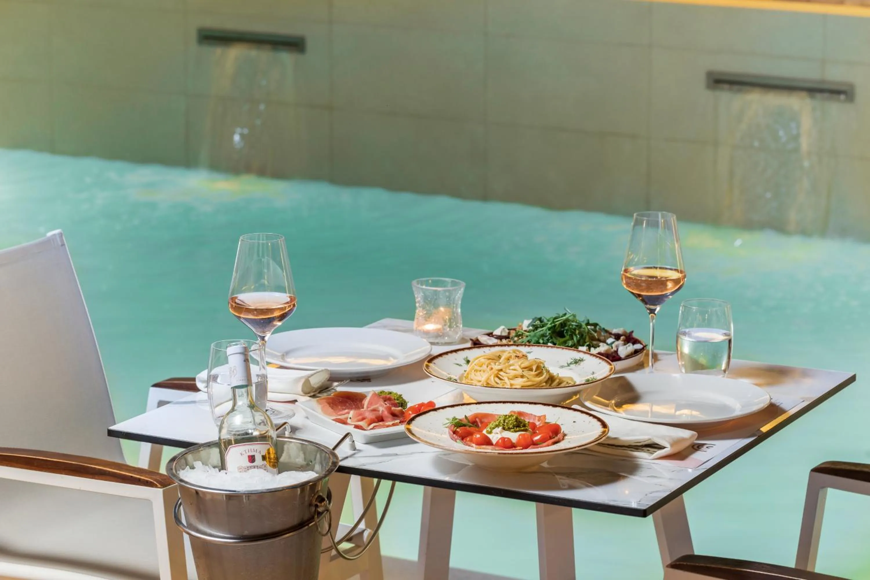 Food and drinks in Eliza Hotel by Panel Hospitality