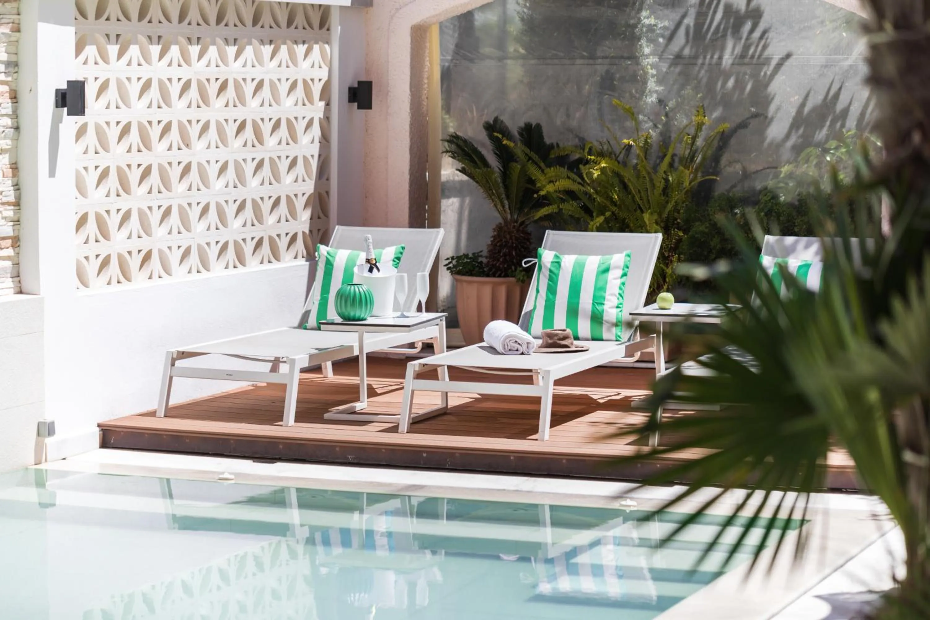 Swimming pool in Eliza Hotel by Panel Hospitality