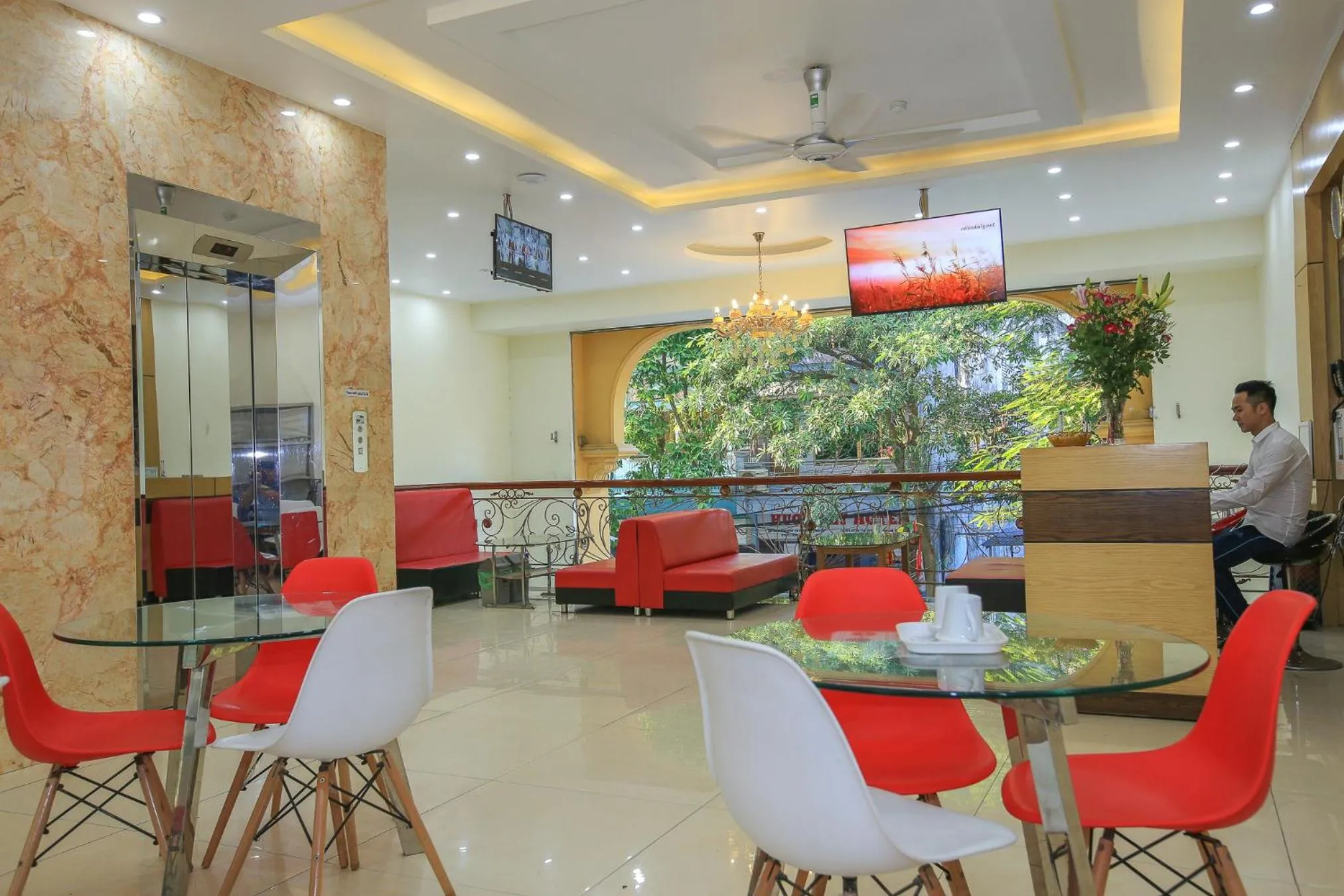 Communal lounge/ TV room in Cat Ba Green Hotel