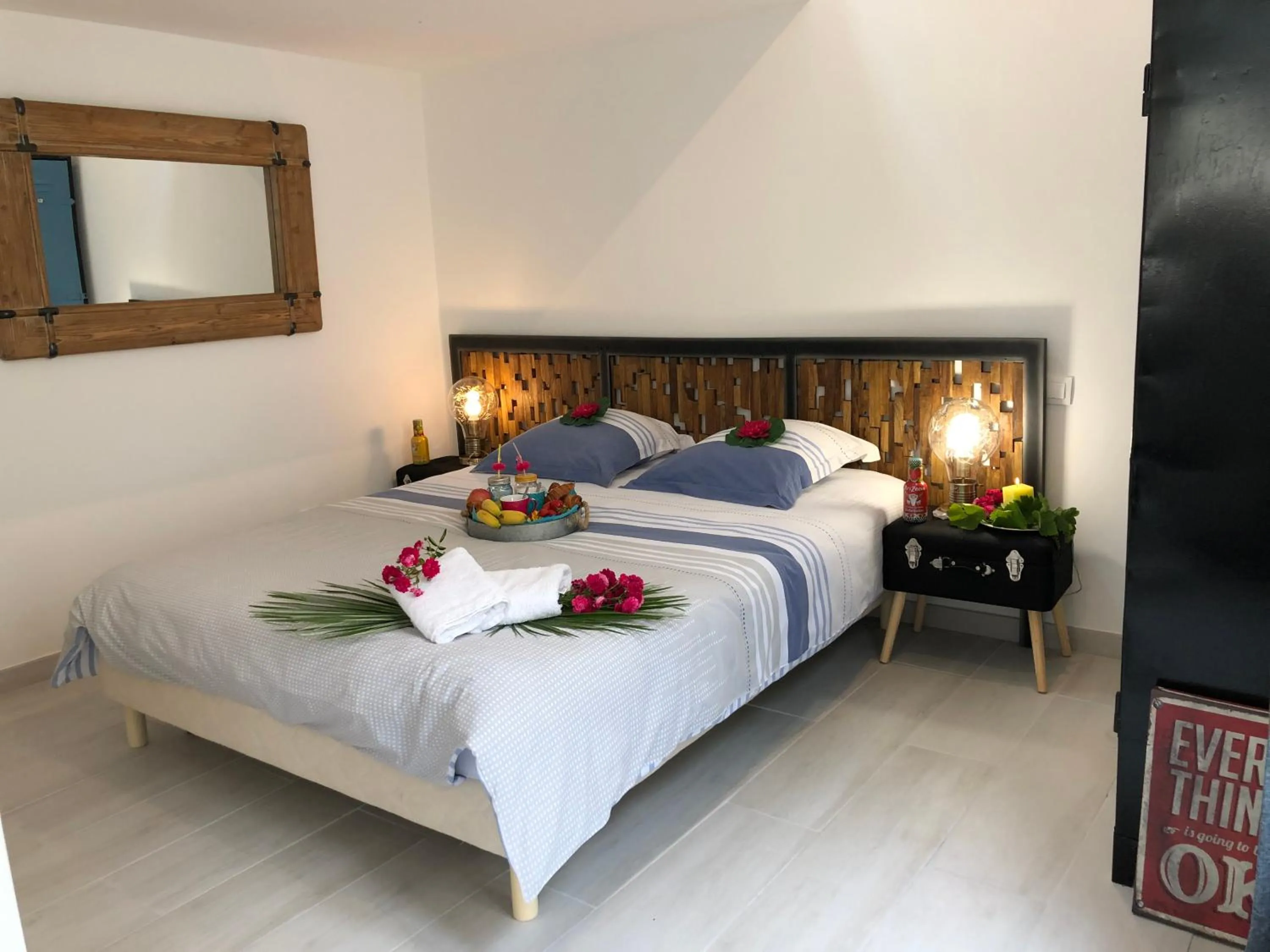 Photo of the whole room, Bed in Le Clos du Square - climatisé
