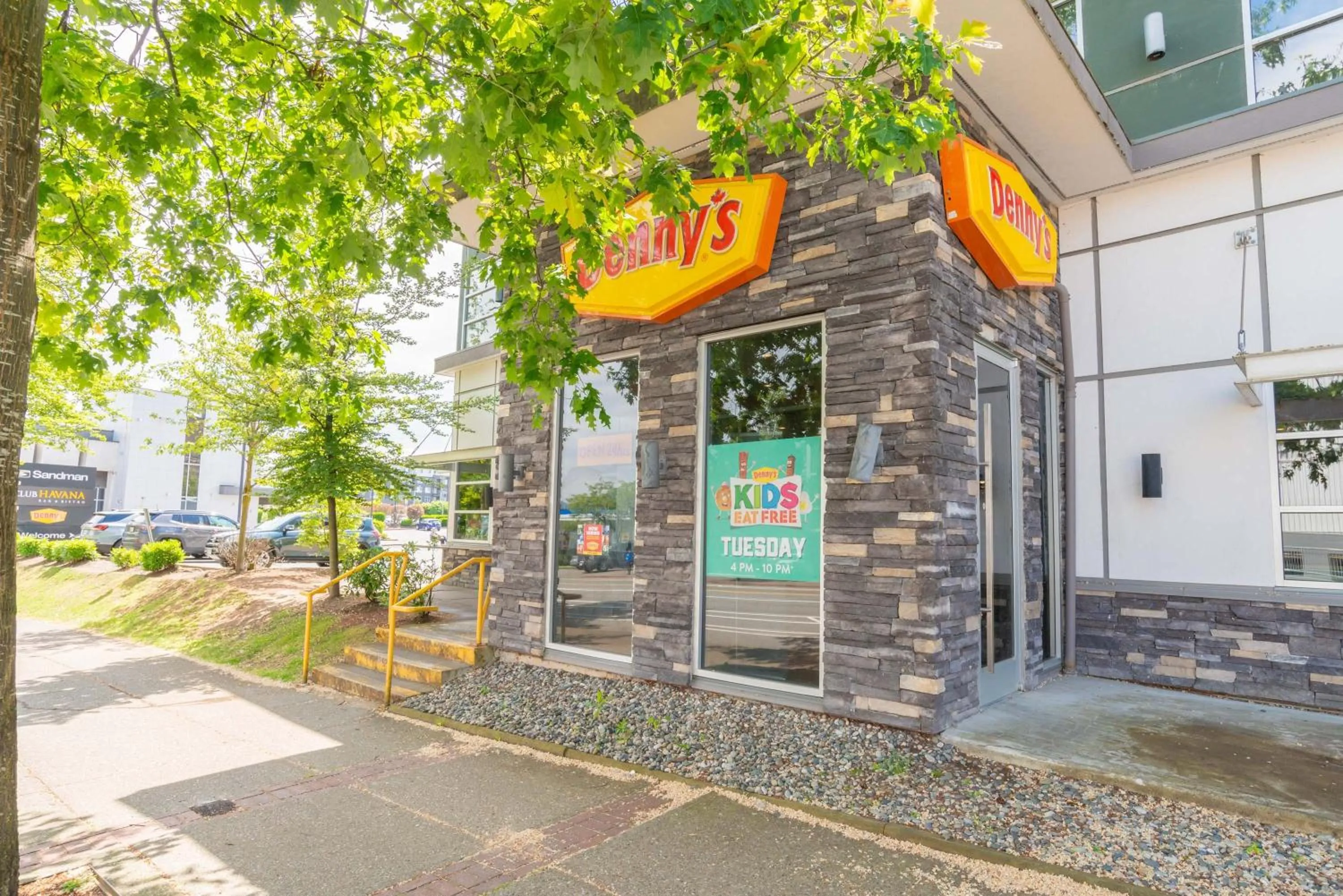 Restaurant/places to eat in Sandman Hotel and Suites Abbotsford