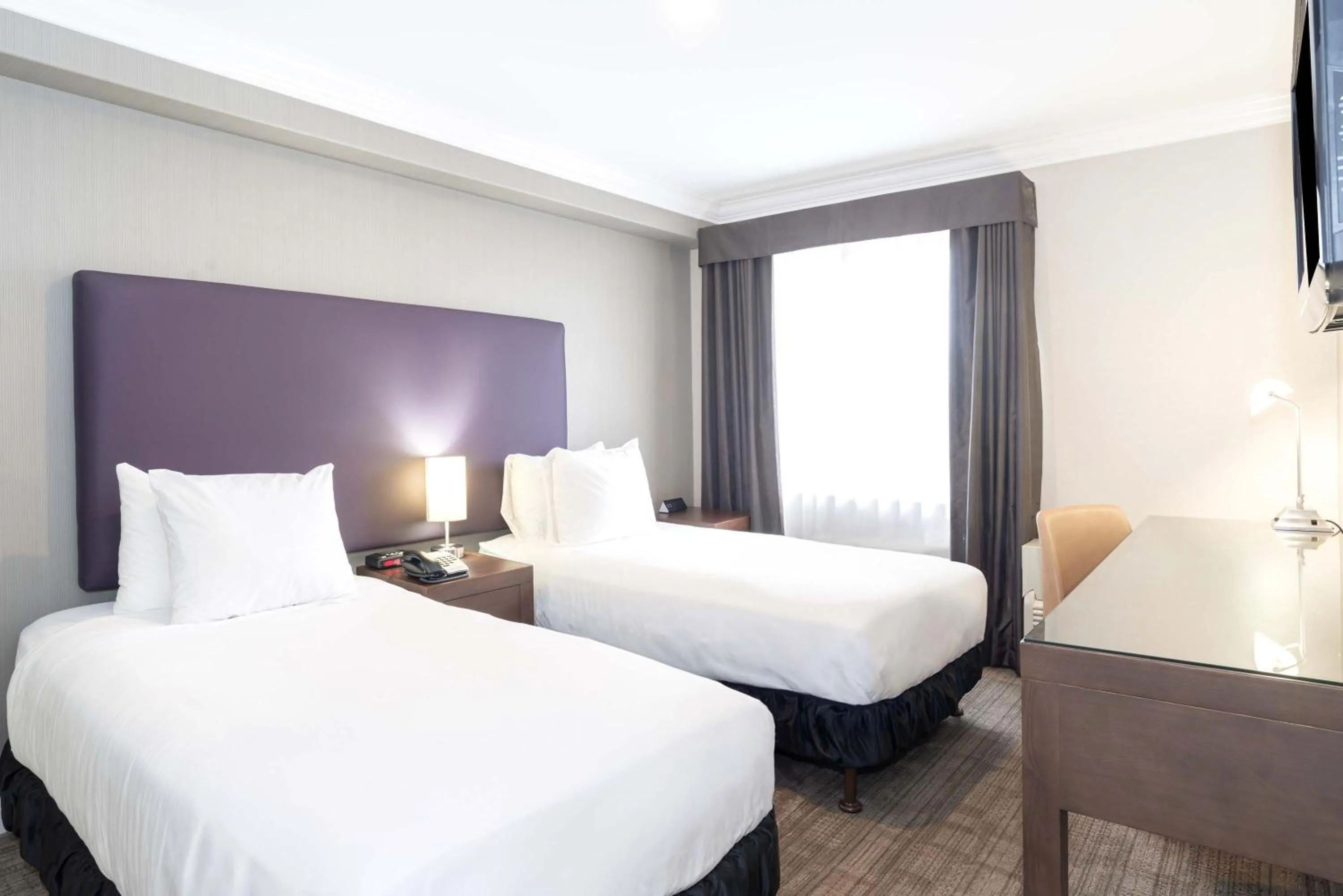 Photo of the whole room, Bed in Sandman Hotel and Suites Abbotsford