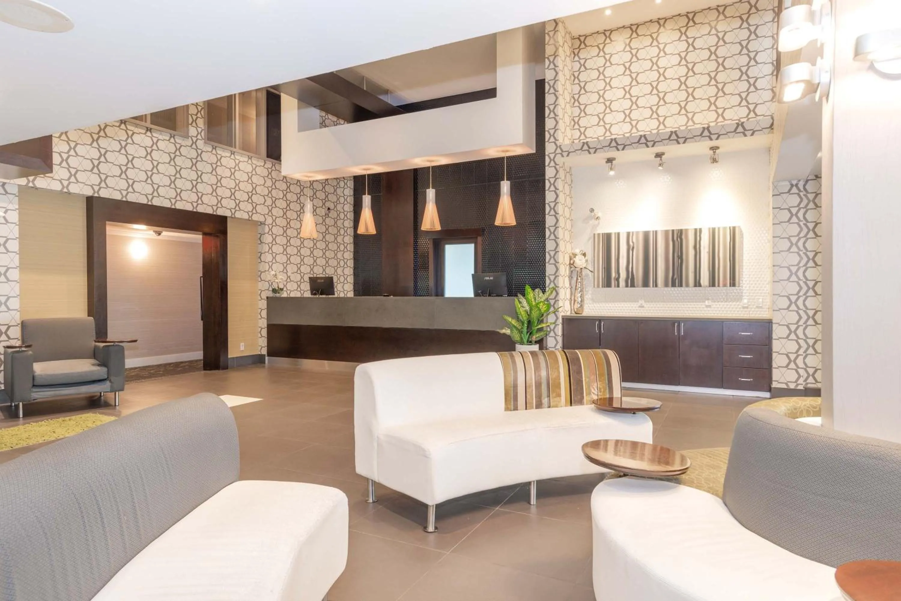 Facade/entrance in Sandman Hotel and Suites Abbotsford