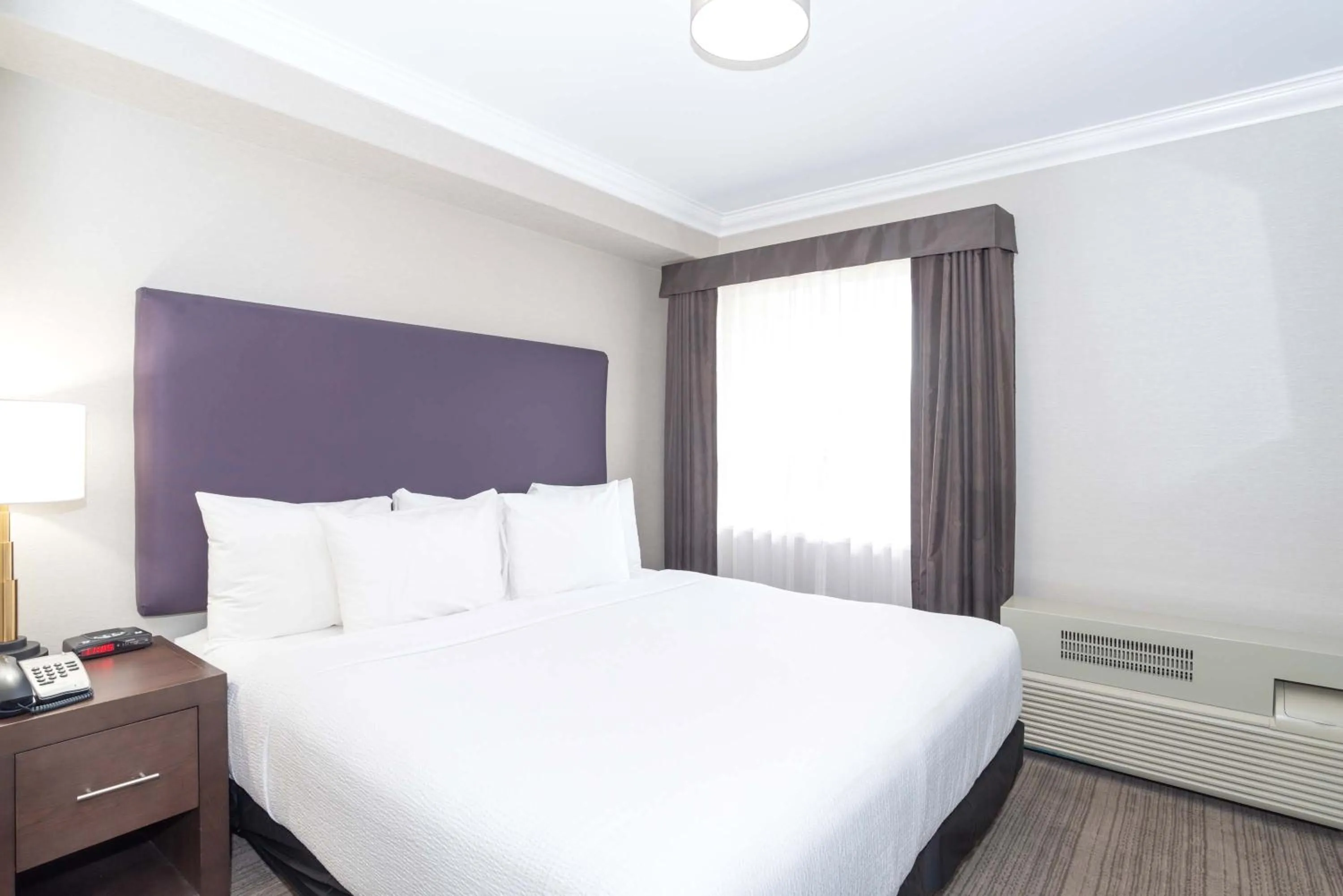 Photo of the whole room, Bed in Sandman Hotel and Suites Abbotsford