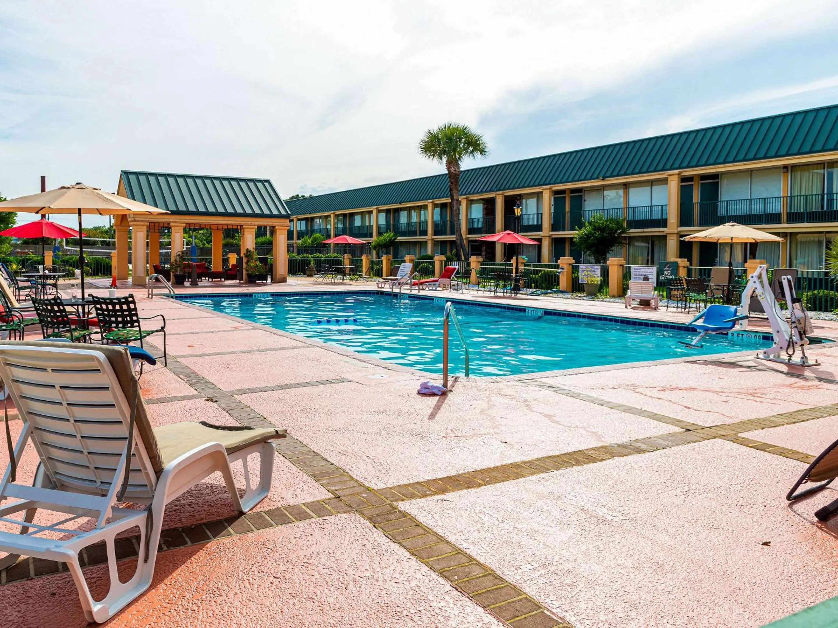 Swimming pool in Quality Inn Richmond Hill - Savannah I-95