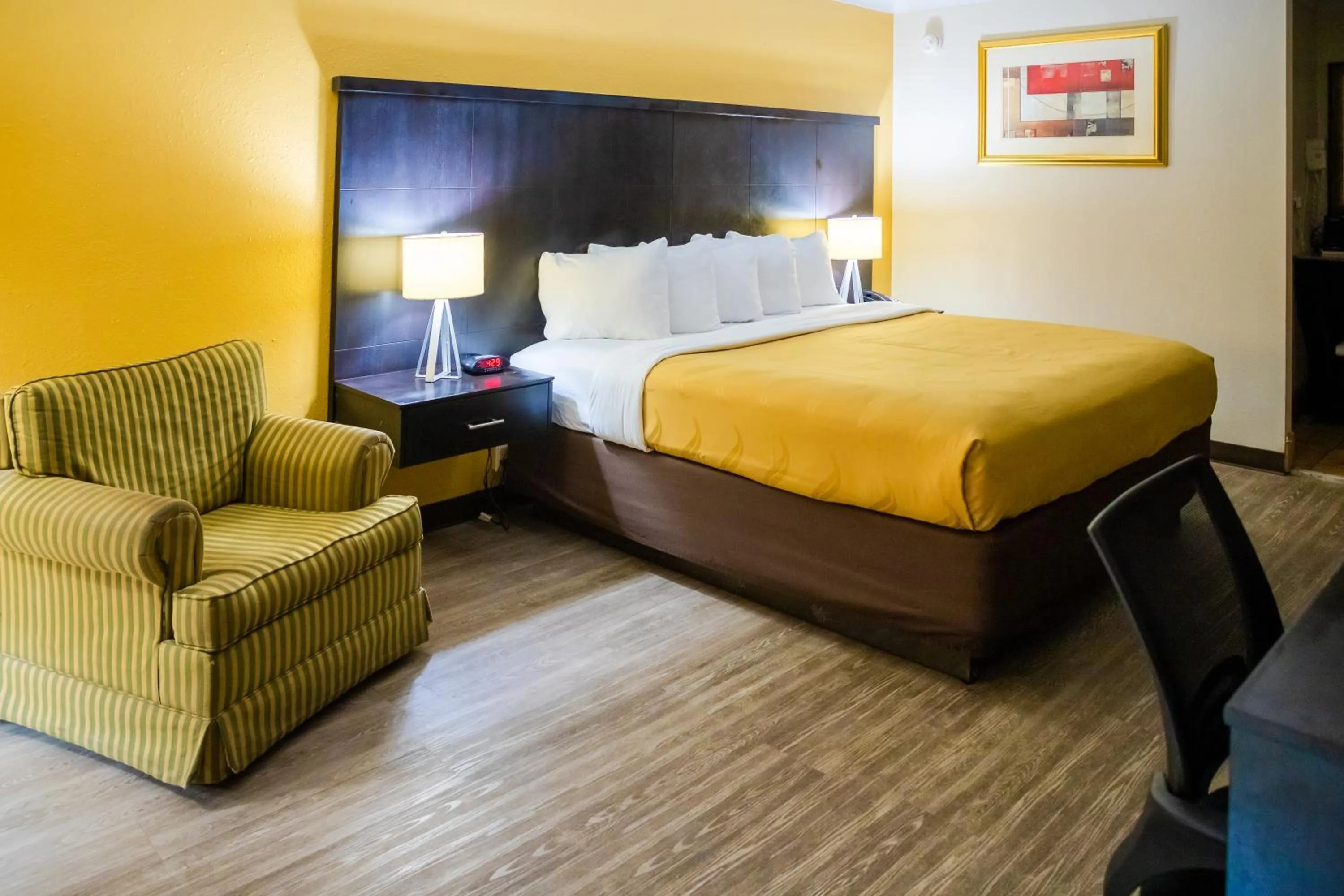 Photo of the whole room, Bed in Quality Inn Richmond Hill - Savannah I-95