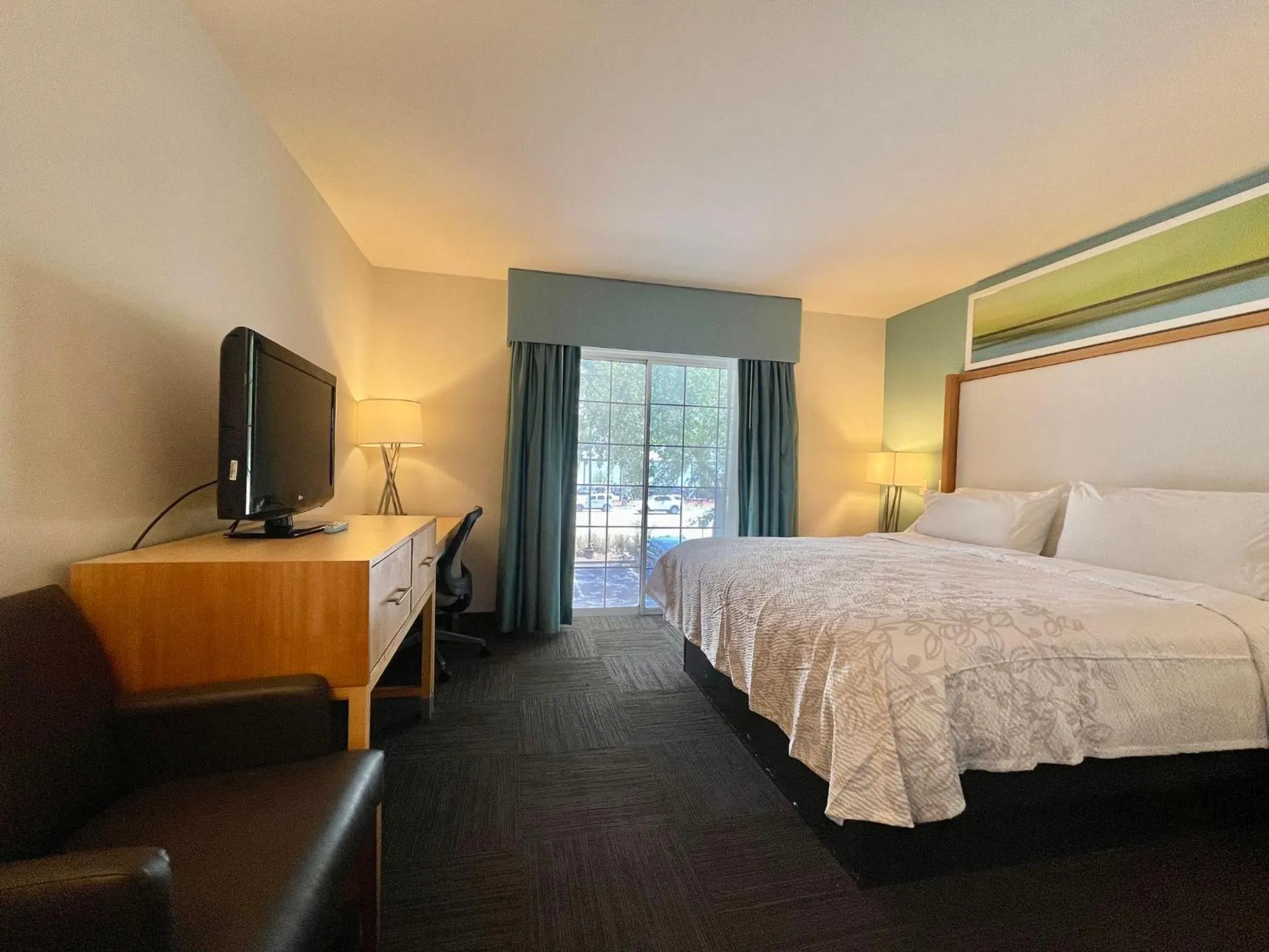 Bedroom, Bed in Red Roof Inn PLUS & Suites Tampa