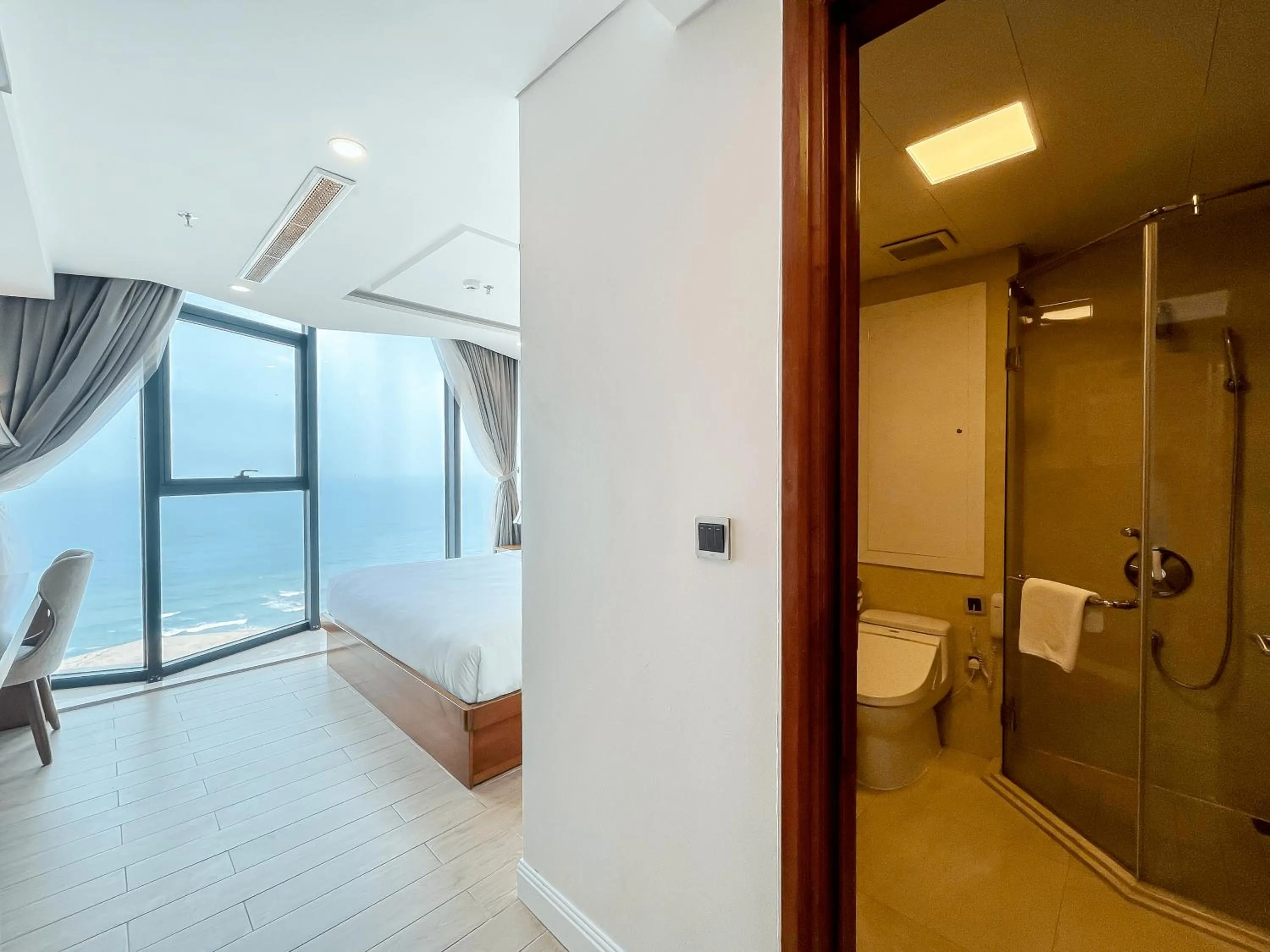 Shower in Paris Deli Danang Beach Hotel