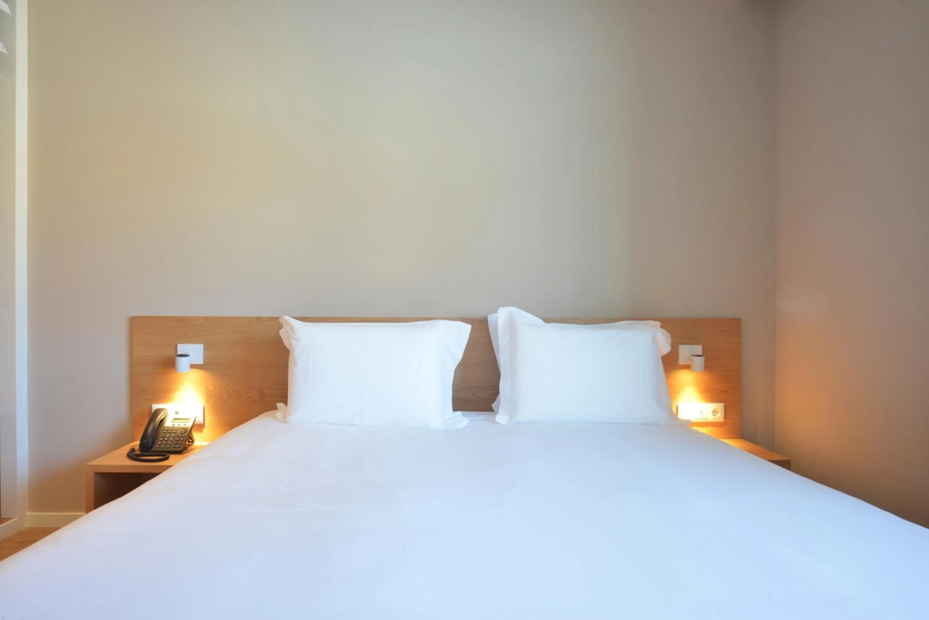 Bedroom, Bed in Spot Family Apartments