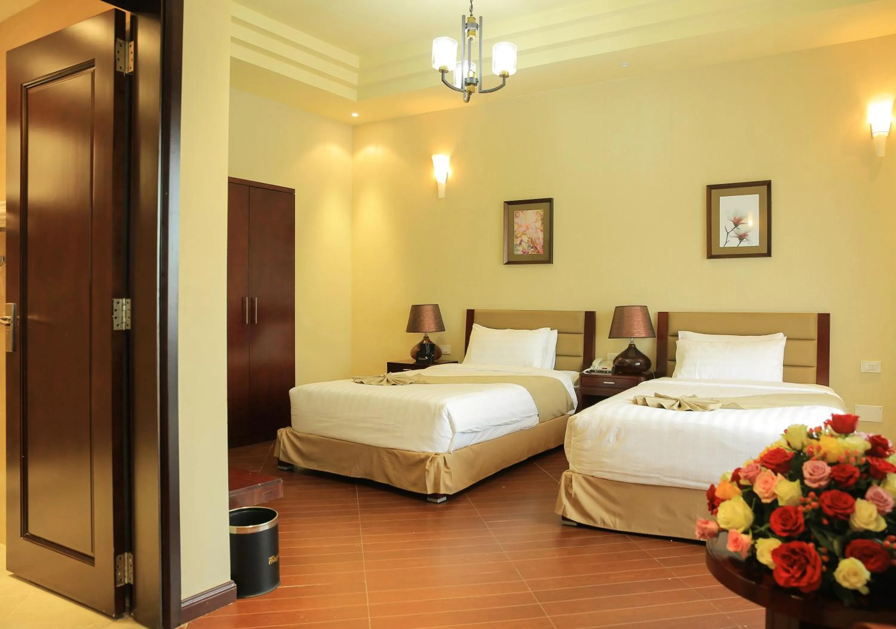 Photo of the whole room, Bed in Magnolia Hotel & Conference Center