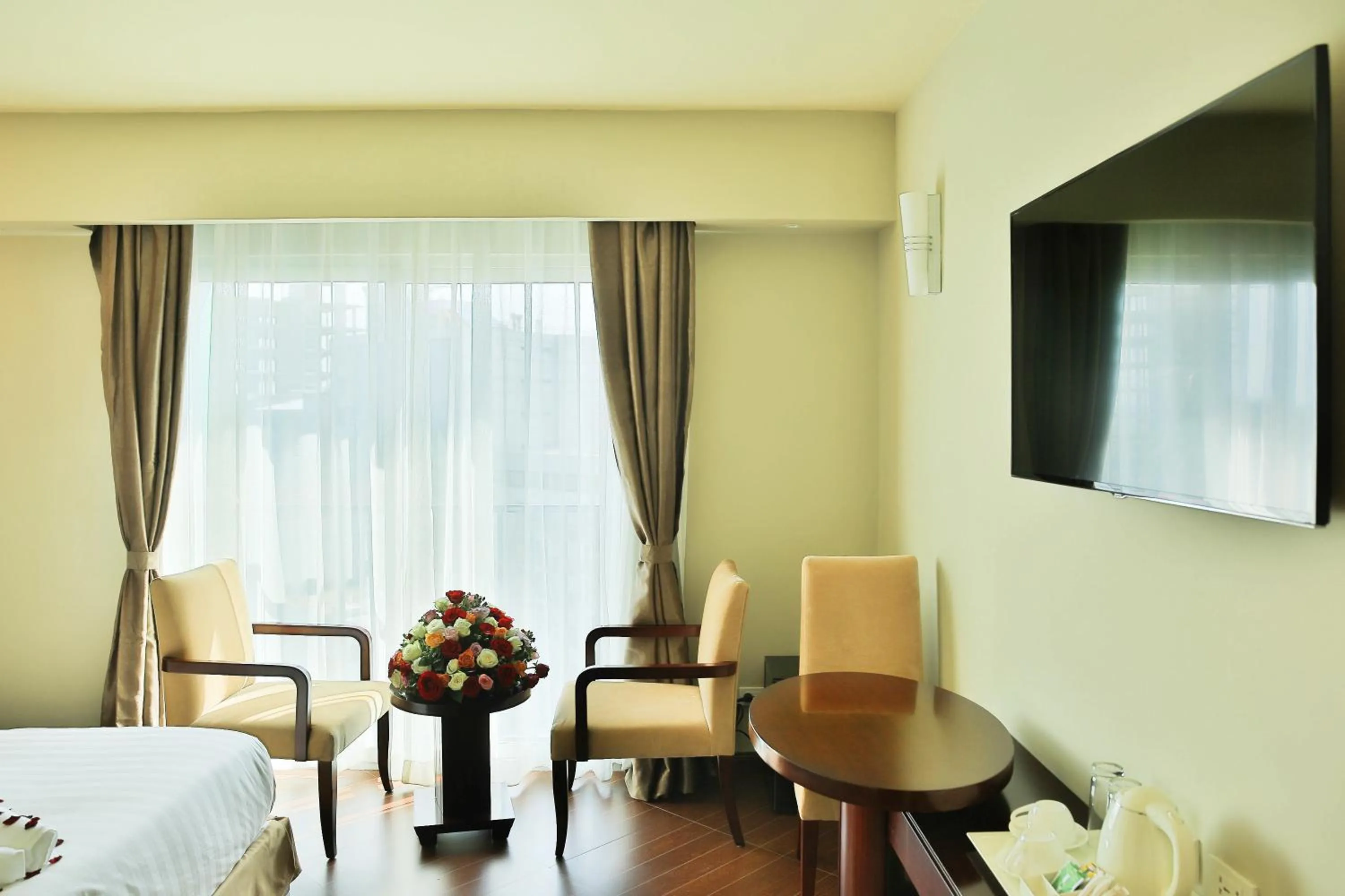 Seating area, Bed in Magnolia Hotel & Conference Center