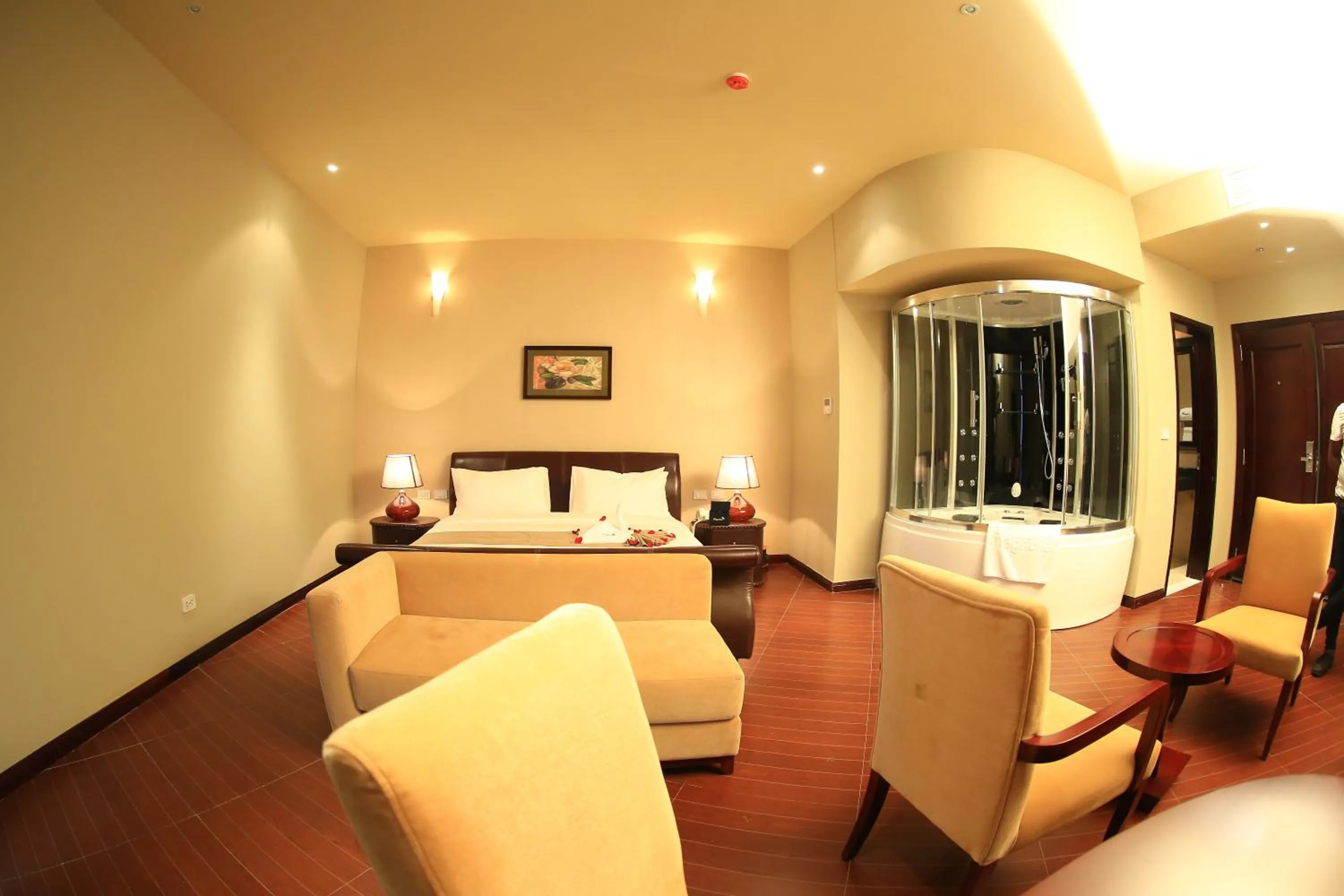 Living room, Bed in Magnolia Hotel & Conference Center