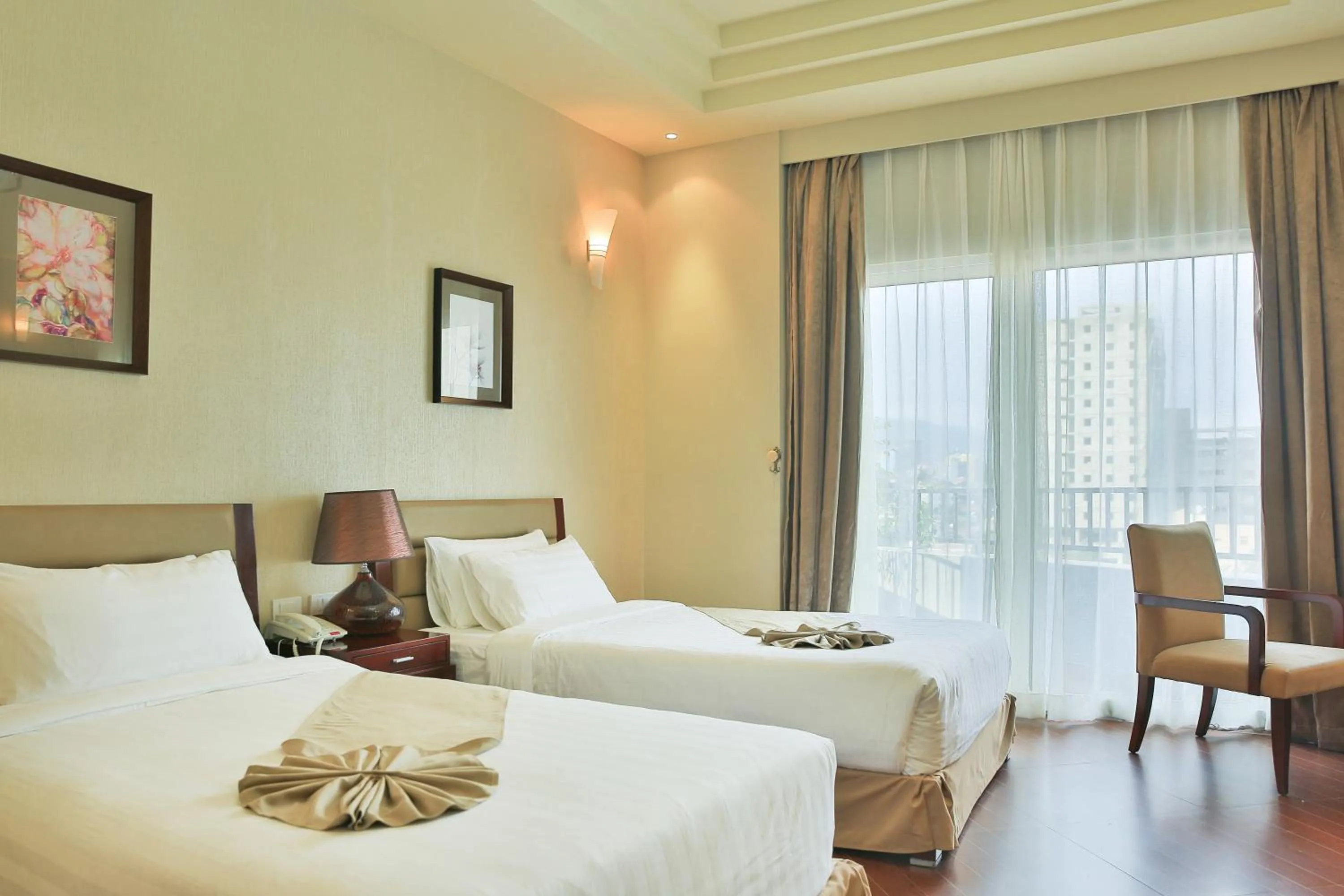 Bed in Magnolia Hotel & Conference Center