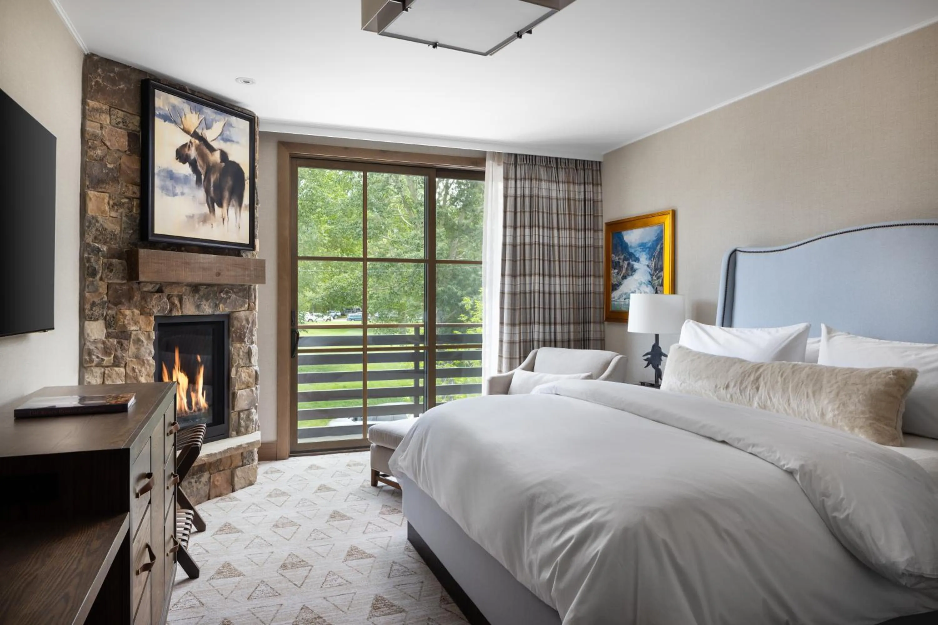 Balcony/Terrace, Bed in The Rusty Parrot Lodge and Spa