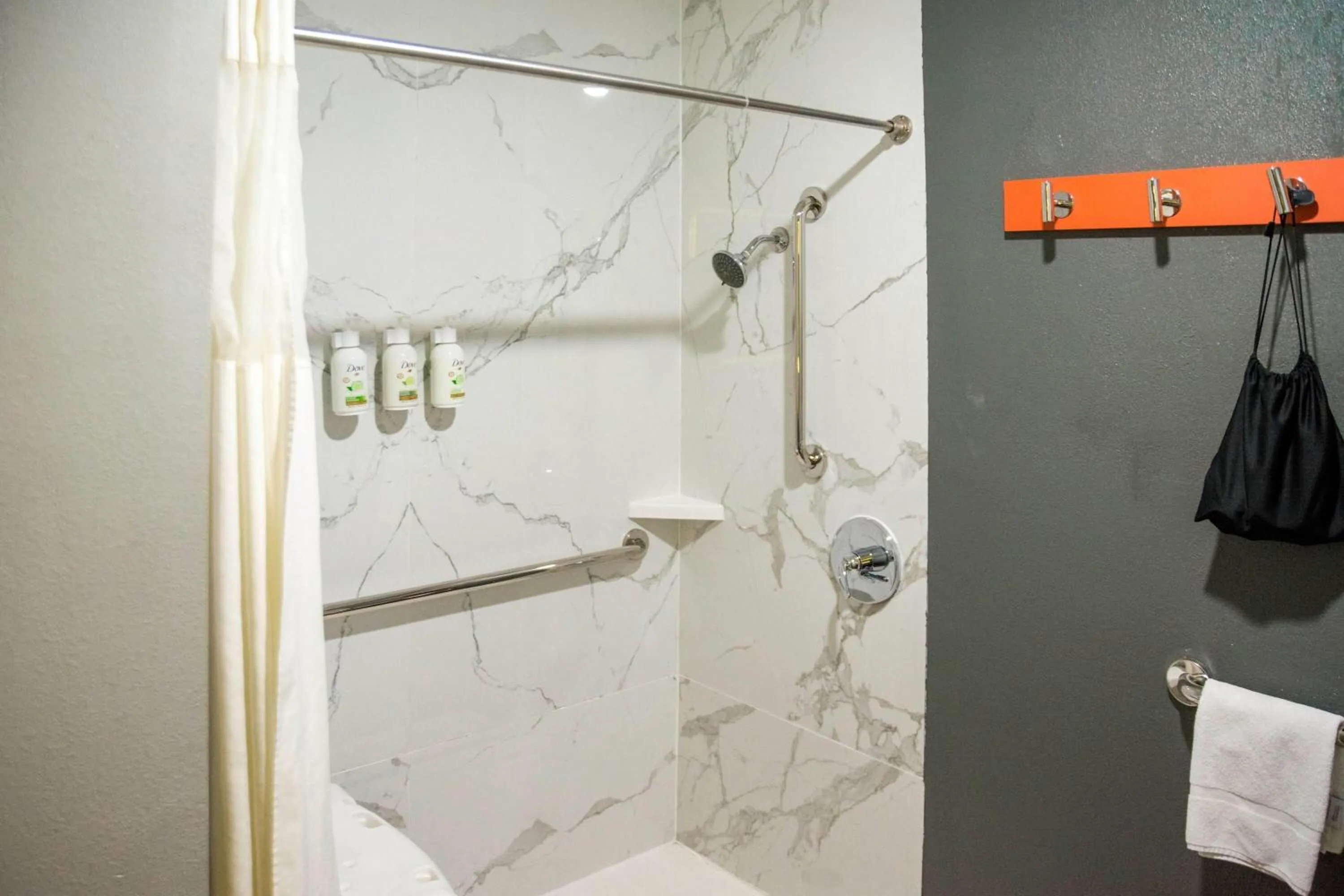 Bathroom in La Quinta Inn & Suites by Wyndham Fayetteville I-95