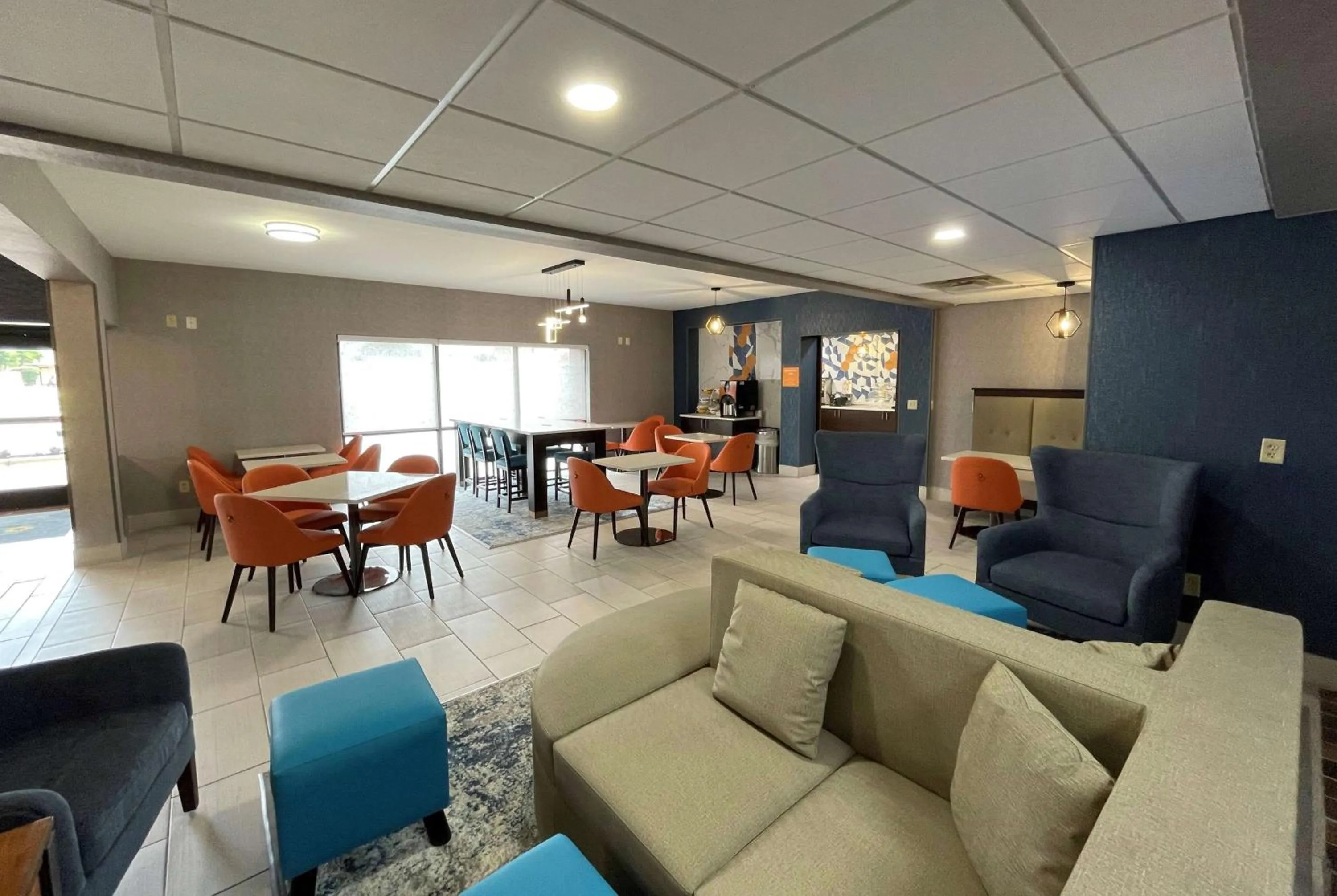 Communal lounge/ TV room in La Quinta Inn & Suites by Wyndham Fayetteville I-95