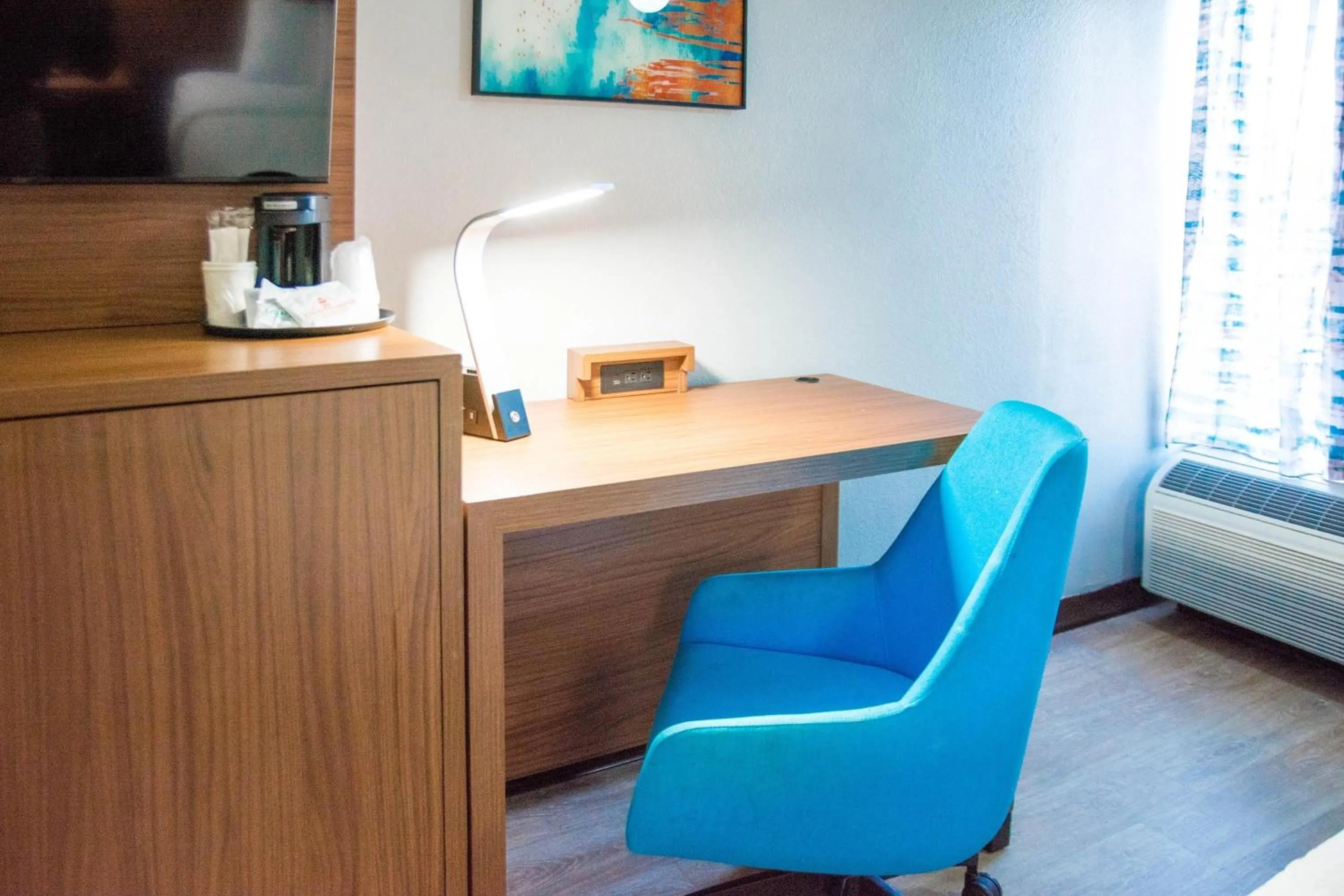 Photo of the whole room in La Quinta Inn & Suites by Wyndham Fayetteville I-95