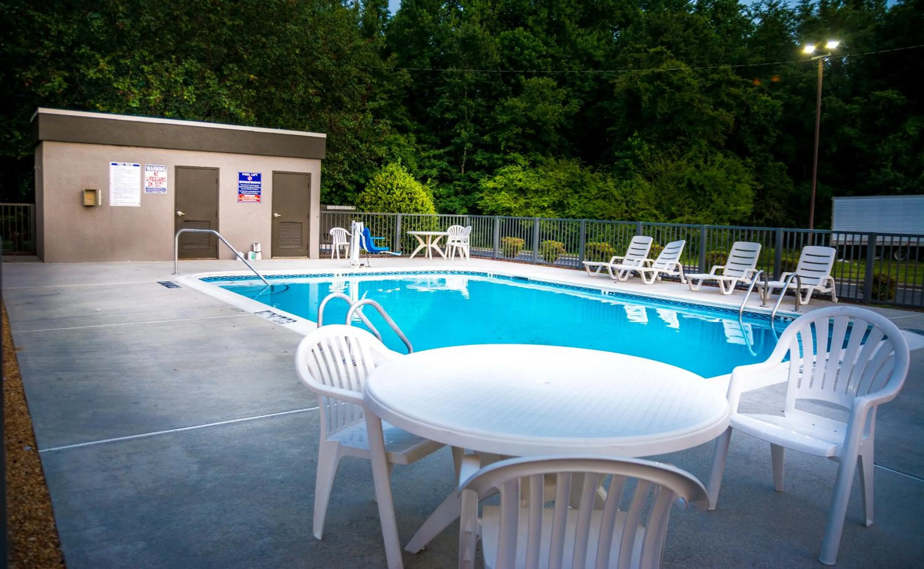 Swimming pool in La Quinta Inn & Suites by Wyndham Fayetteville I-95