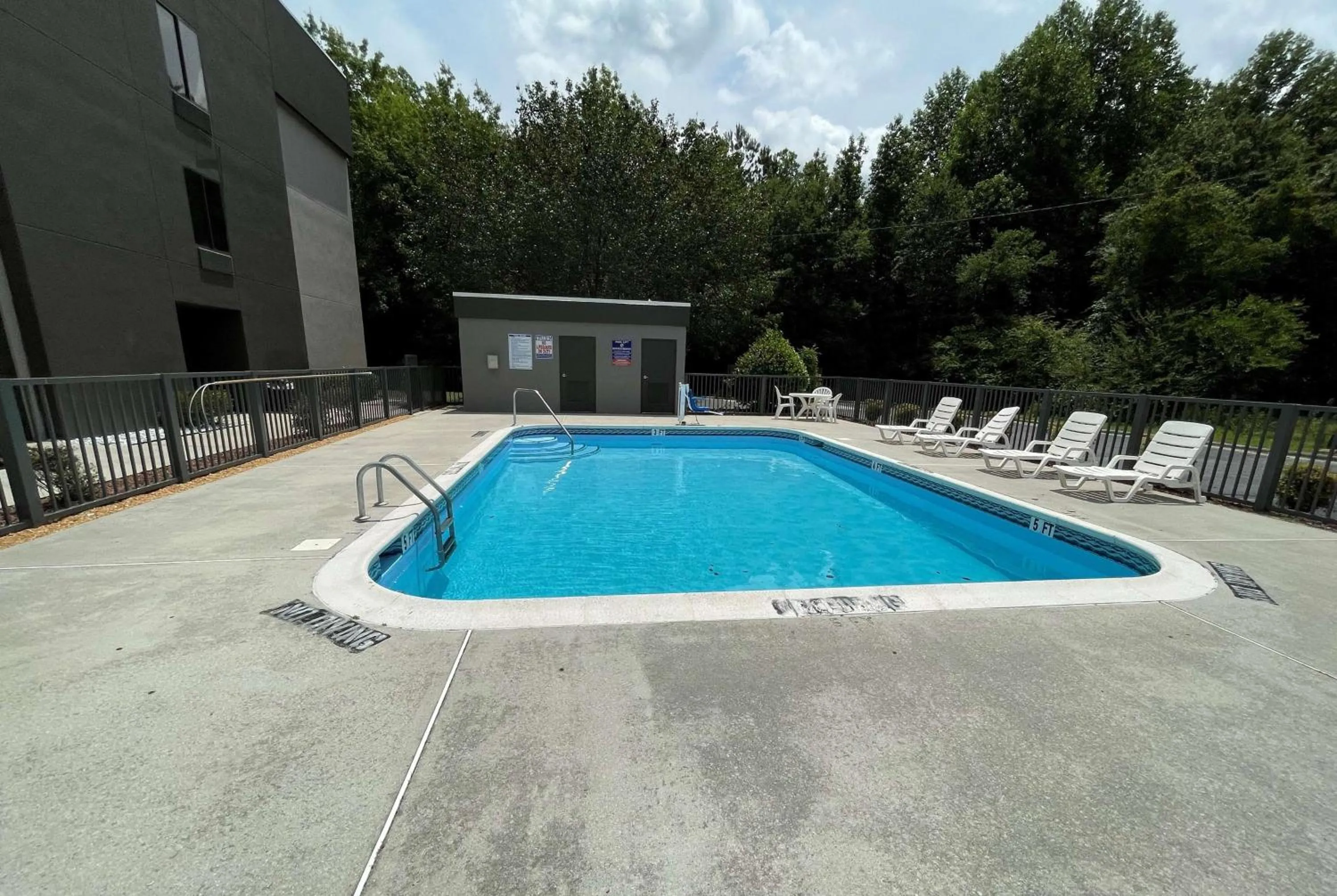 Pool view in La Quinta Inn & Suites by Wyndham Fayetteville I-95