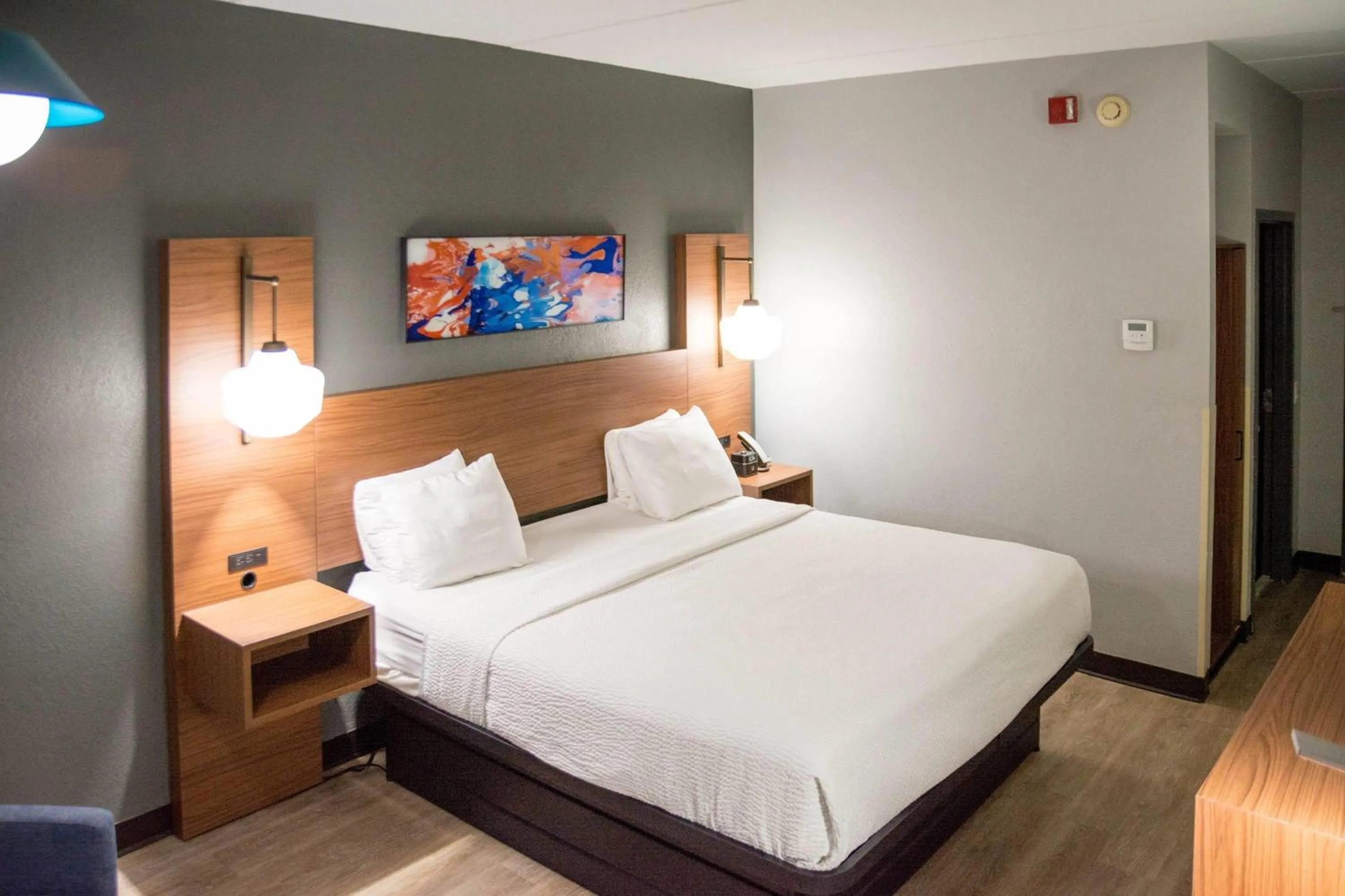 Photo of the whole room, Bed in La Quinta Inn & Suites by Wyndham Fayetteville I-95