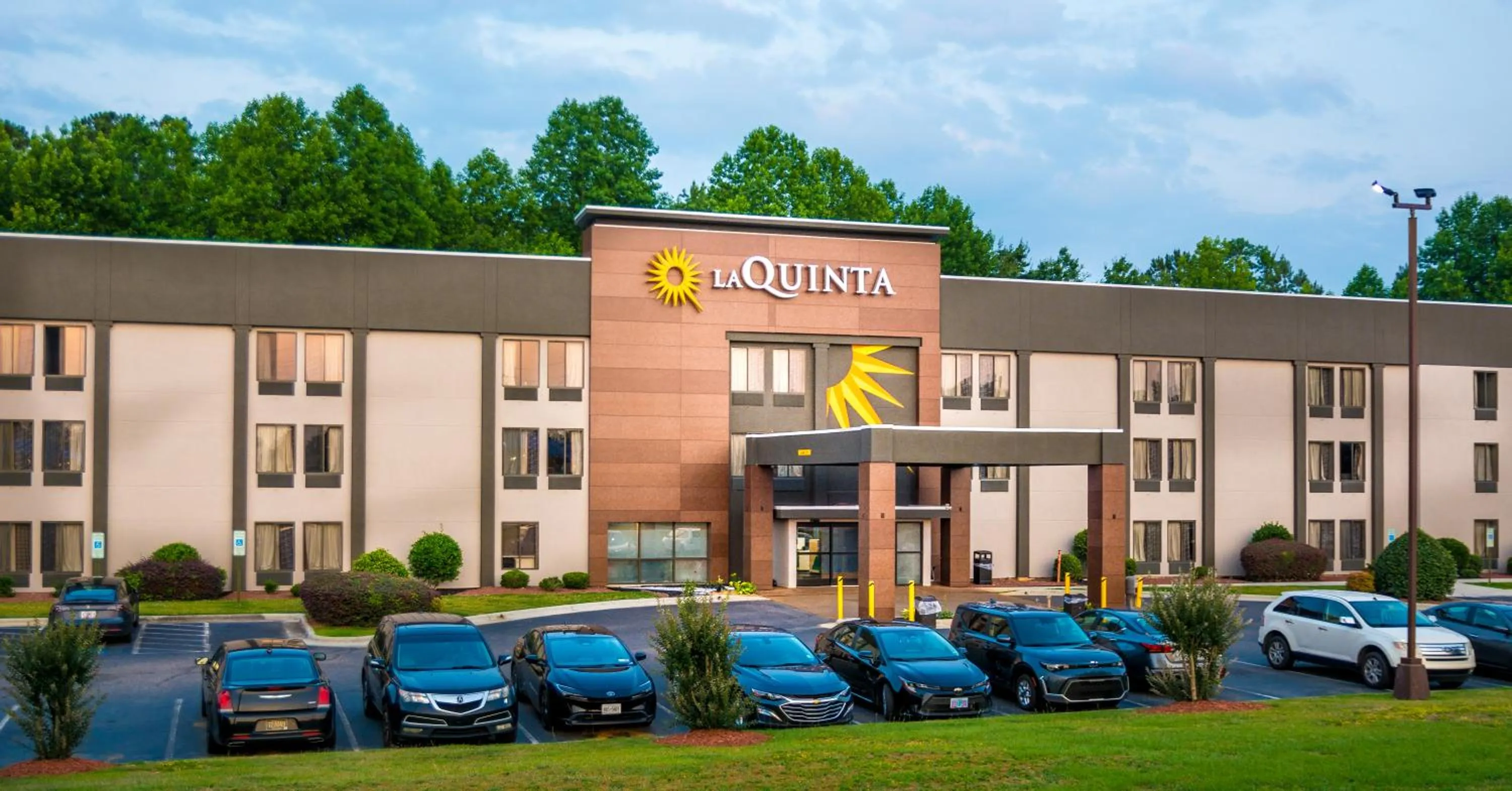 Property building in La Quinta Inn & Suites by Wyndham Fayetteville I-95