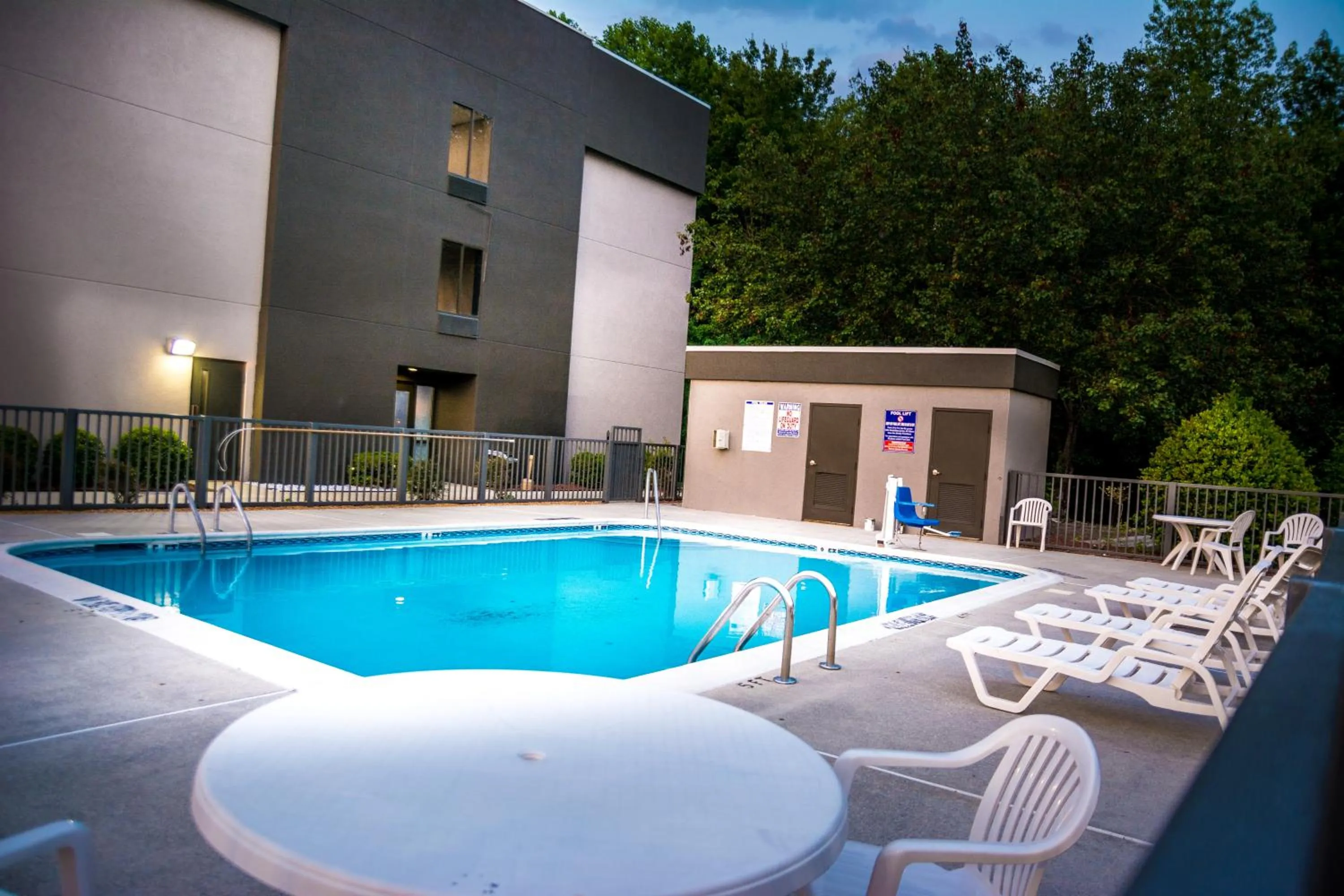 Swimming pool in La Quinta Inn & Suites by Wyndham Fayetteville I-95