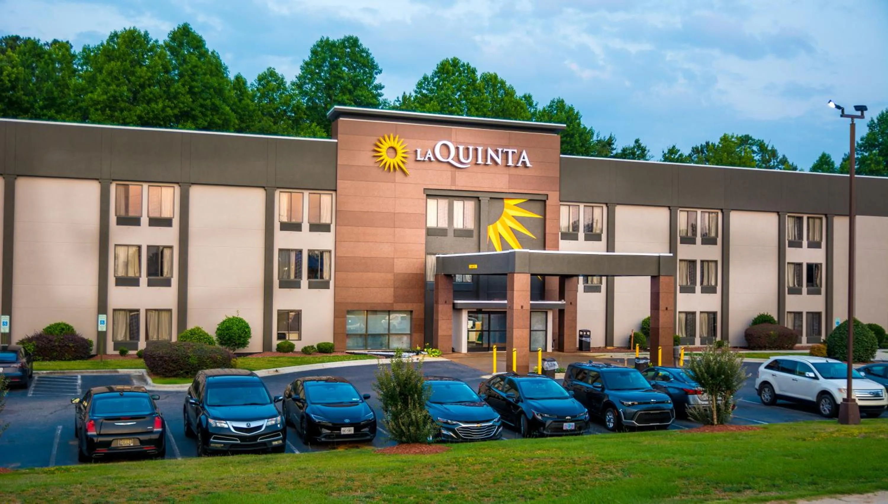 Property building in La Quinta Inn & Suites by Wyndham Fayetteville I-95