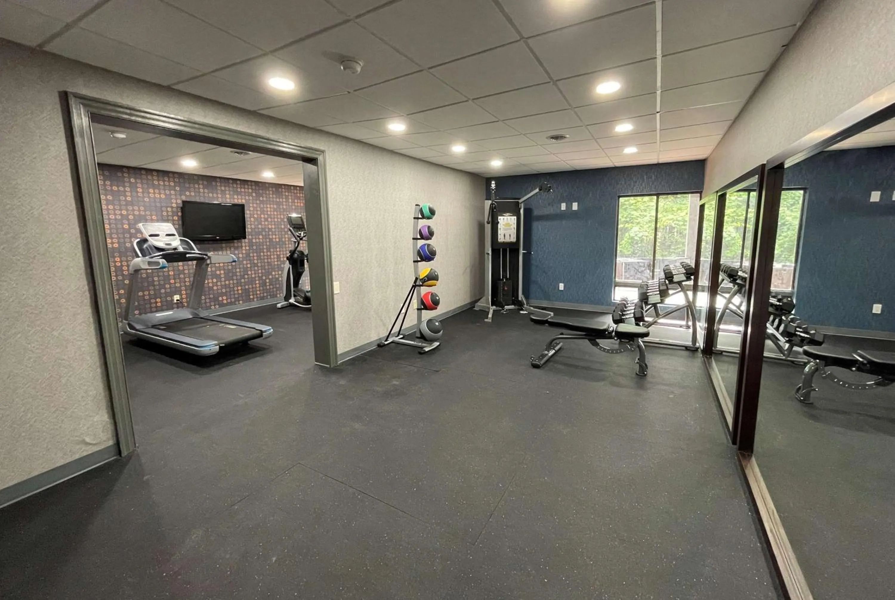 Fitness centre/facilities in La Quinta Inn & Suites by Wyndham Fayetteville I-95
