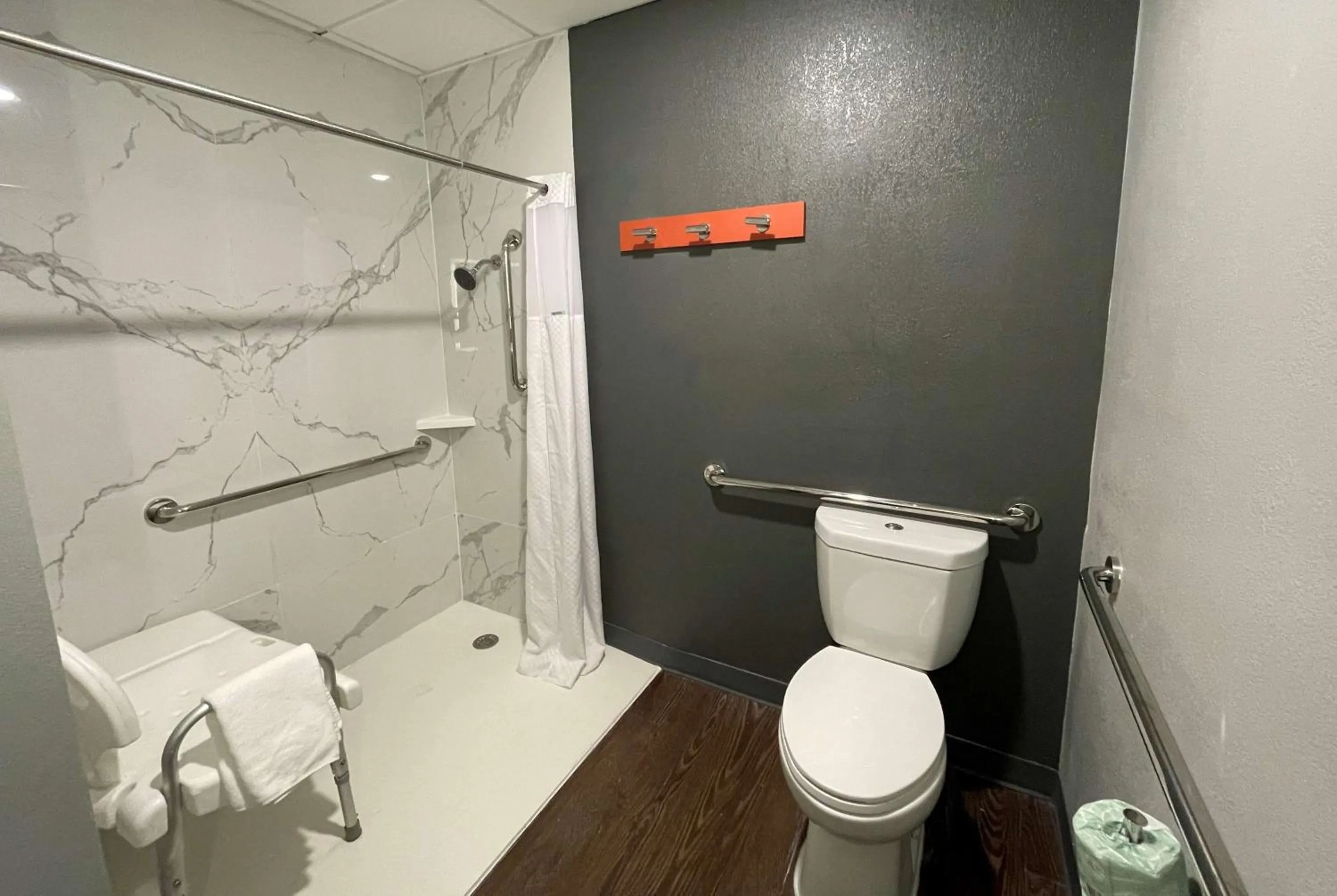 Shower in La Quinta Inn & Suites by Wyndham Fayetteville I-95